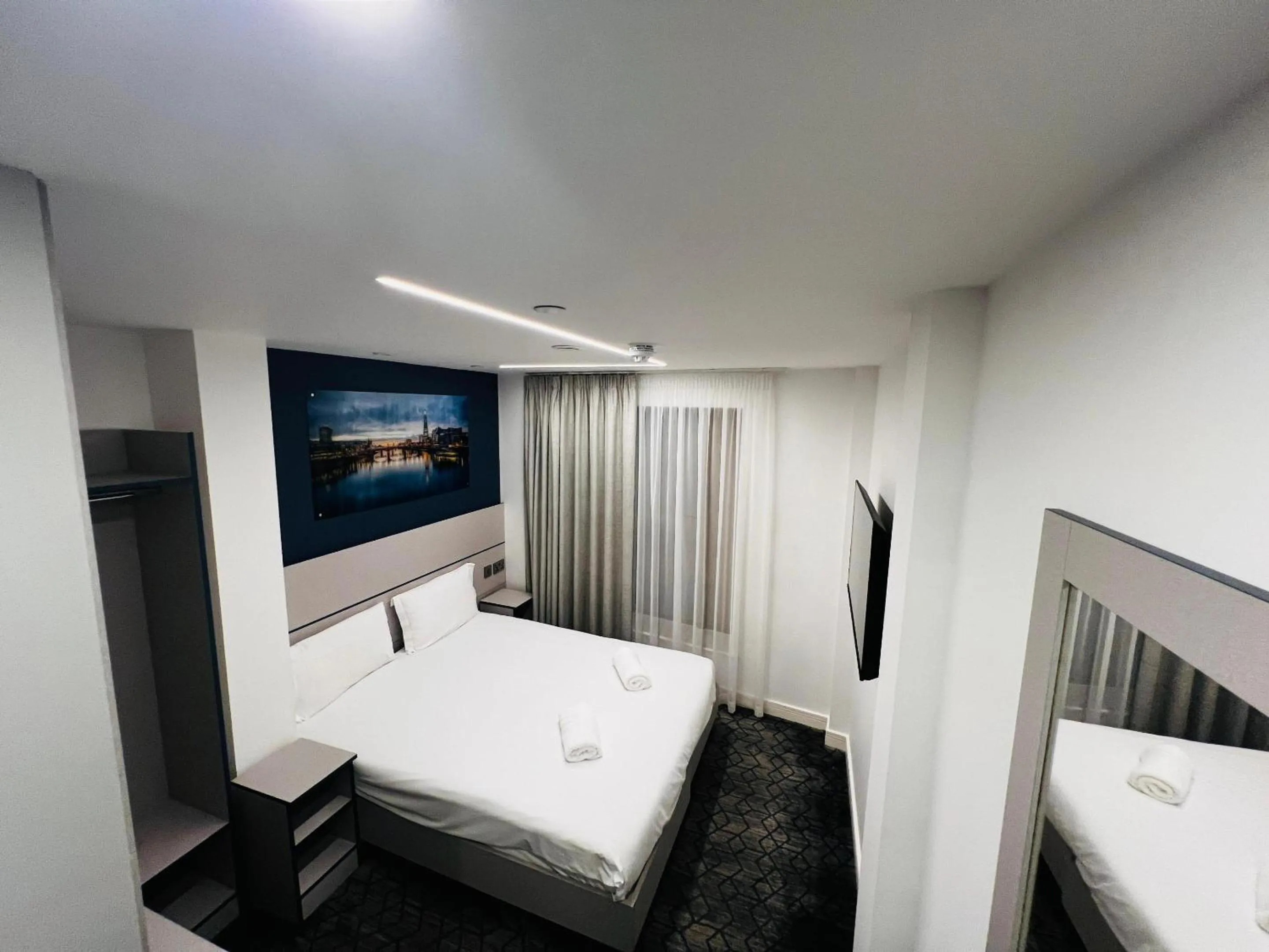 Bedroom, Bed in Ilford Grand Hotel