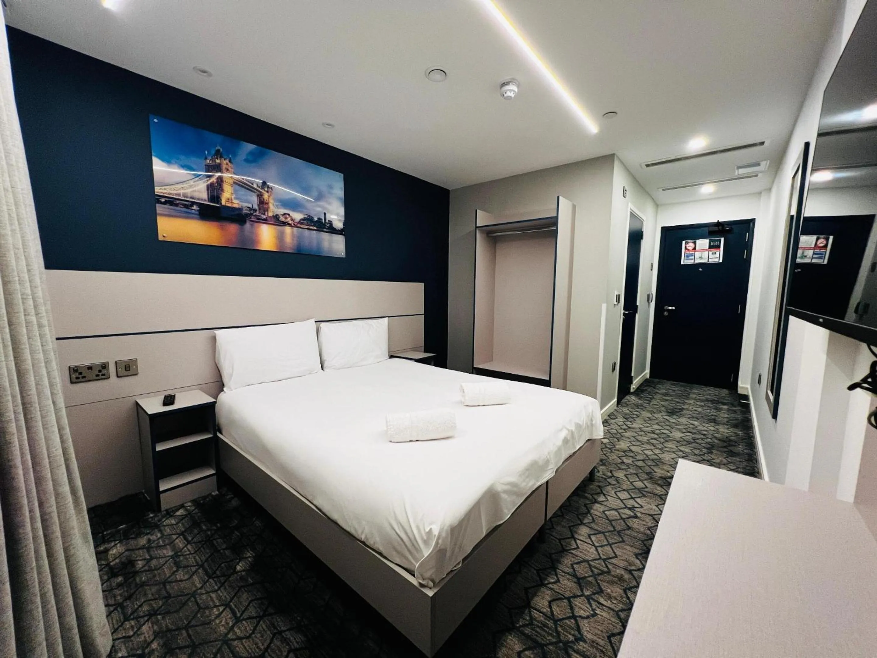 Bedroom, Bed in Ilford Grand Hotel