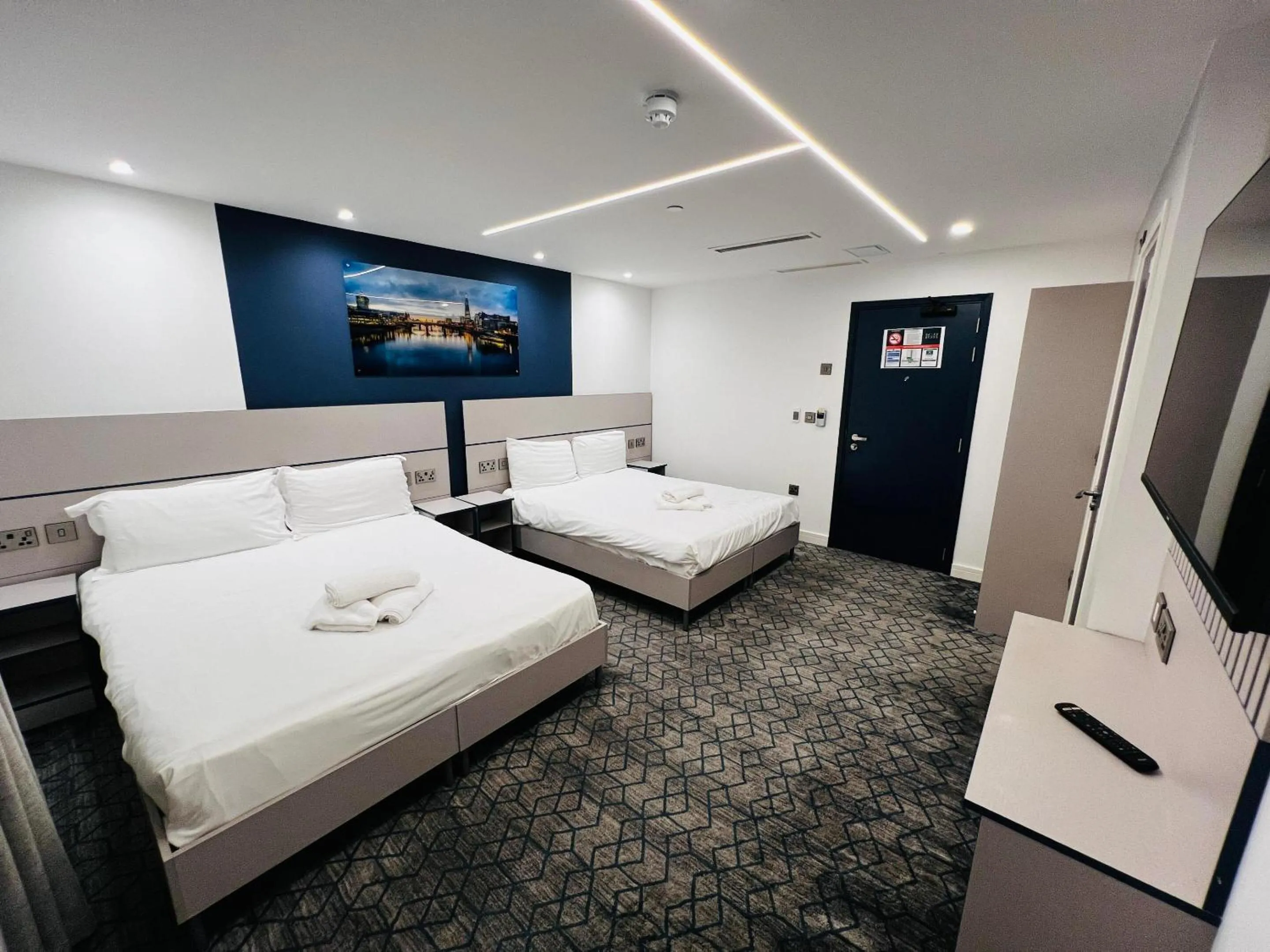 Bedroom, Bed in Ilford Grand Hotel