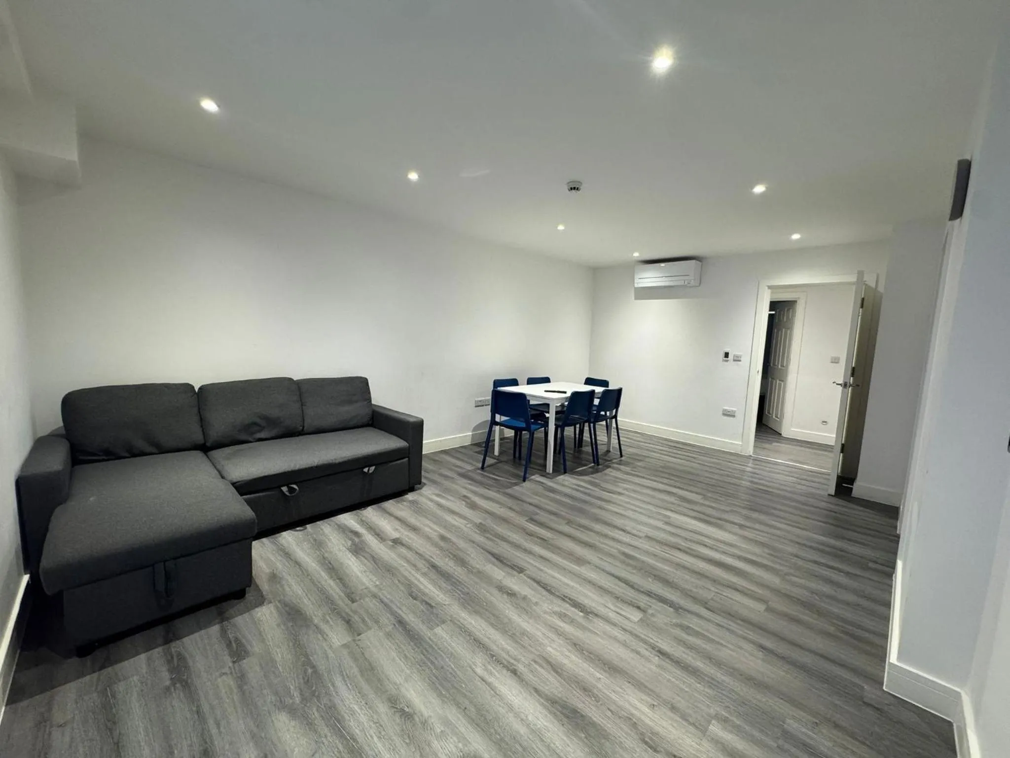 Living room in Ilford Grand Hotel