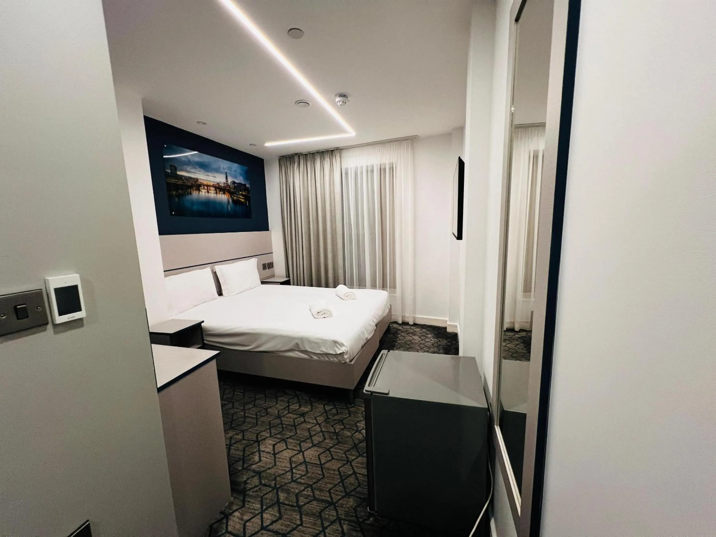 Bedroom, Bed in Ilford Grand Hotel