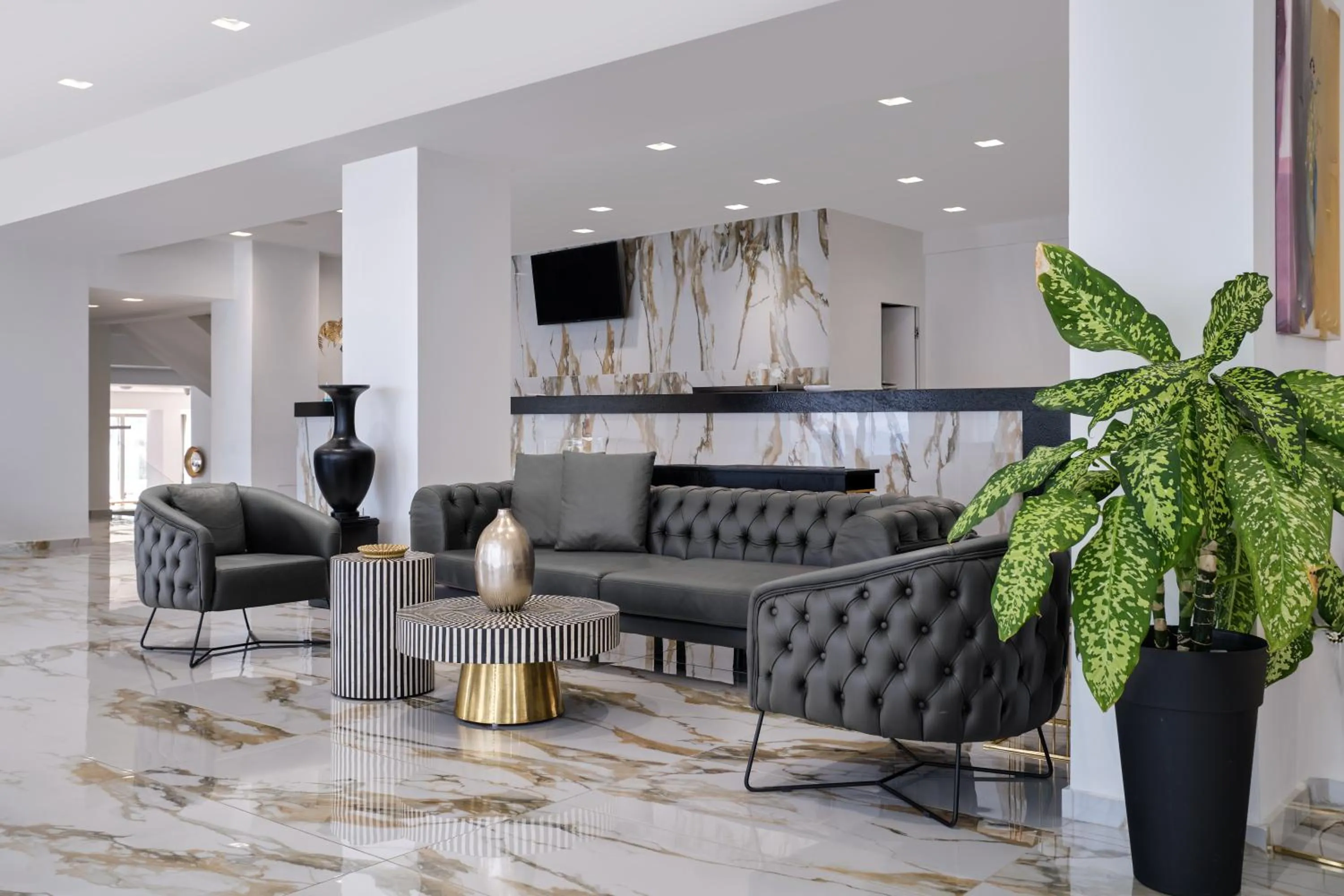 Communal lounge/ TV room in Mythical Coast Wellness Retreat