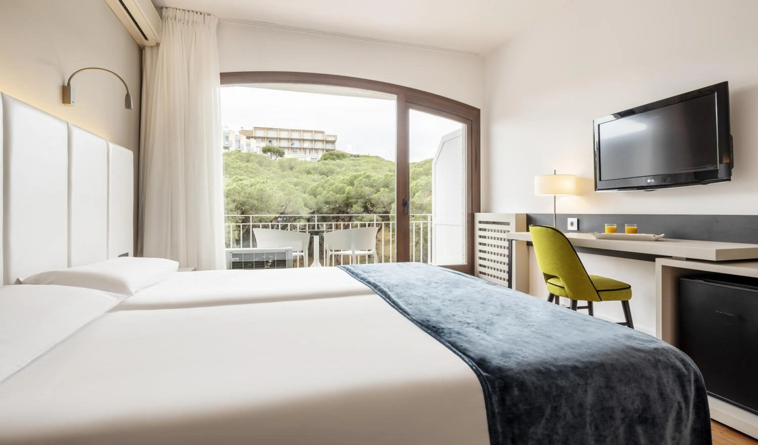 Photo of the whole room, Bed in Ilunion Caleta Park