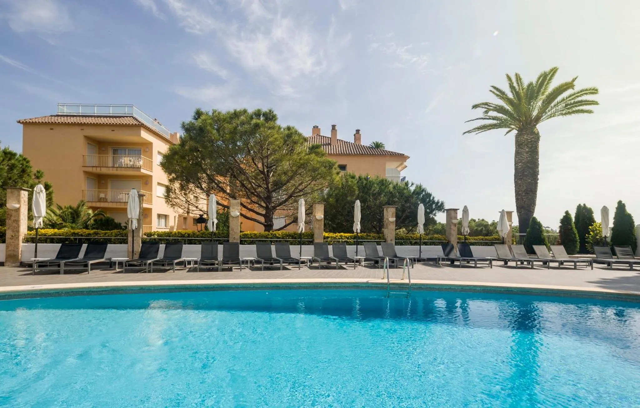 Swimming pool in Ilunion Caleta Park