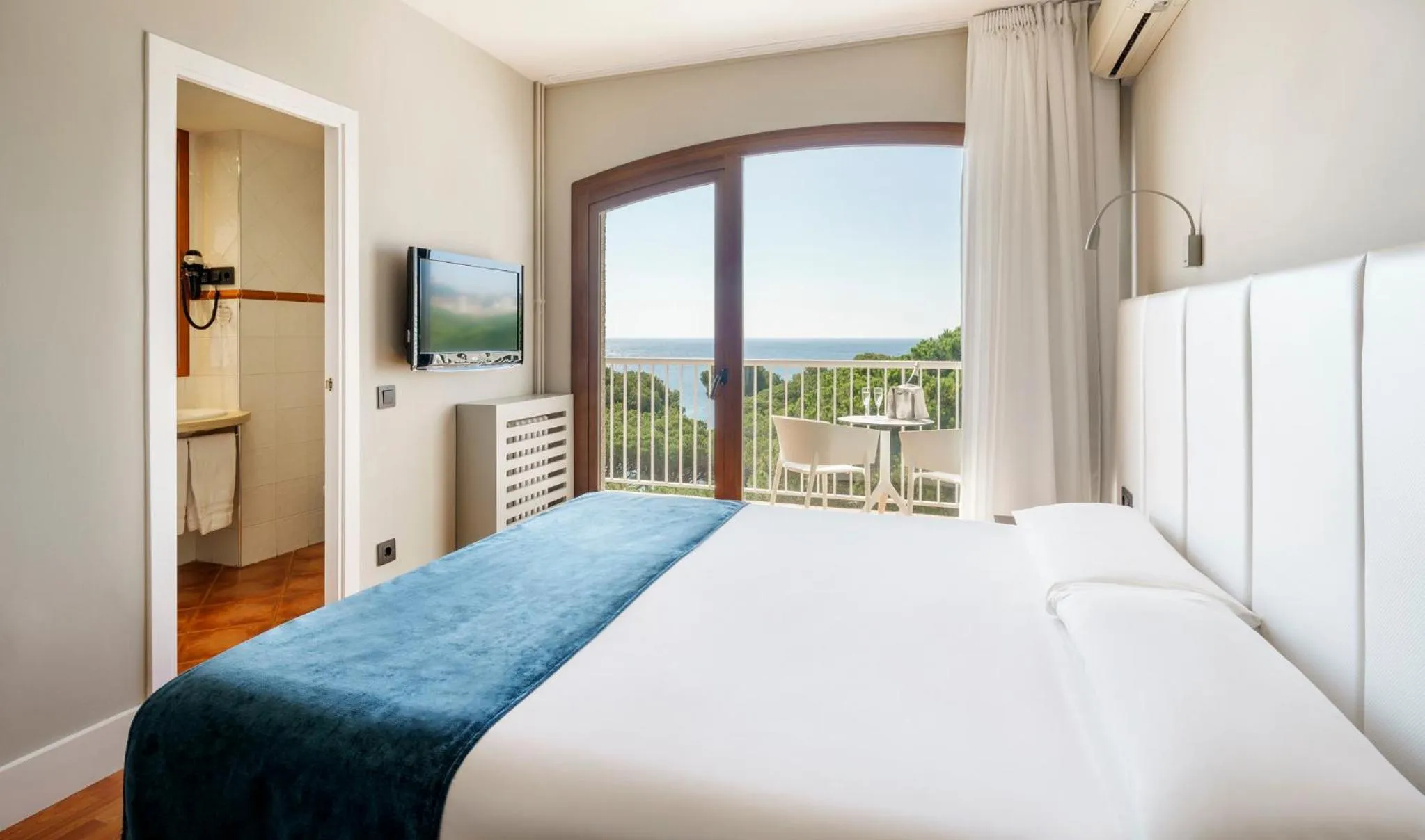 Bed in Ilunion Caleta Park