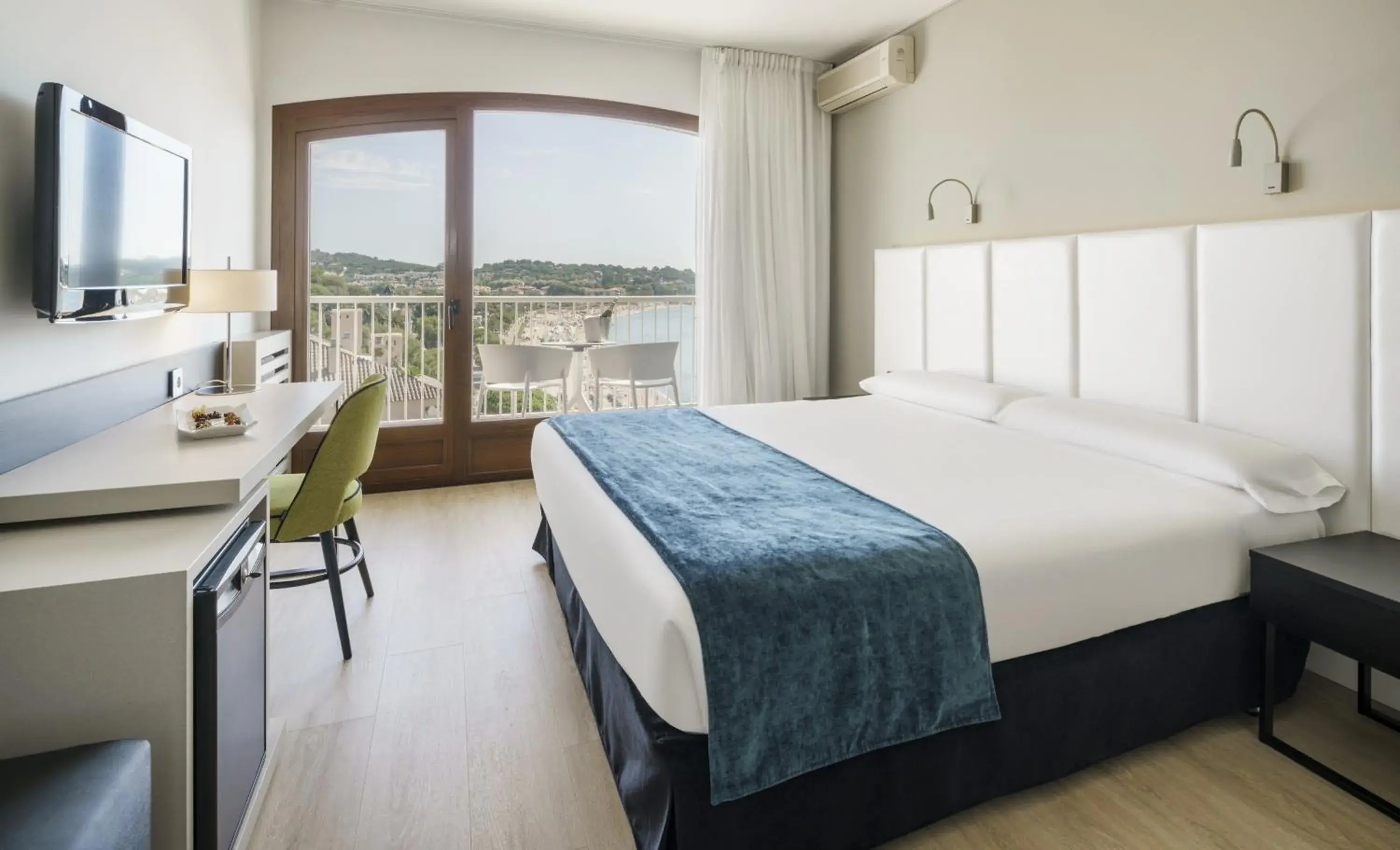 Photo of the whole room, Bed in Ilunion Caleta Park Photo of the whole room, Bed in Ilunion Caleta Park