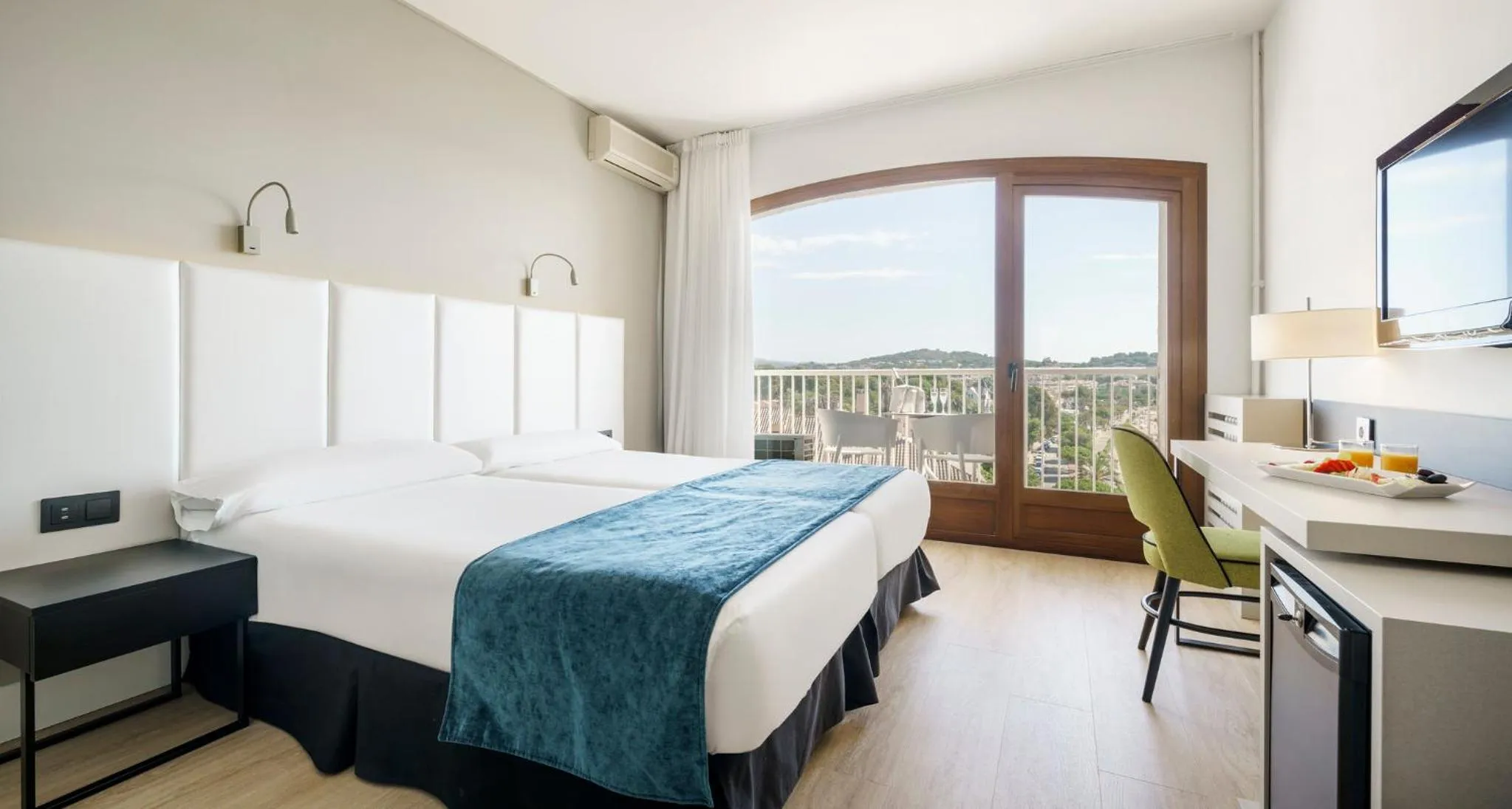 Bed in Ilunion Caleta Park