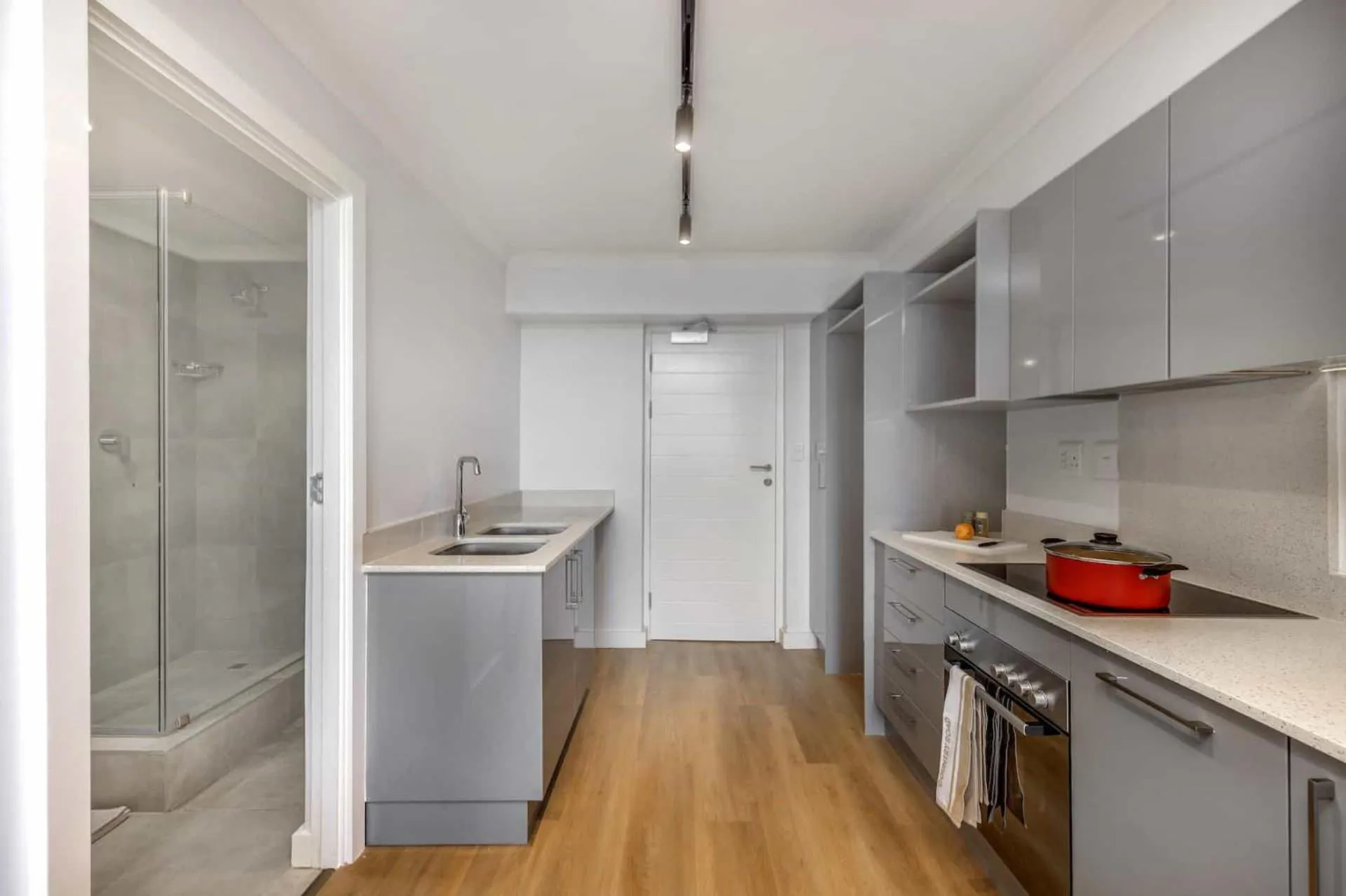 Kitchen or kitchenette in Newlands Peak Aparthotel by Totalstay