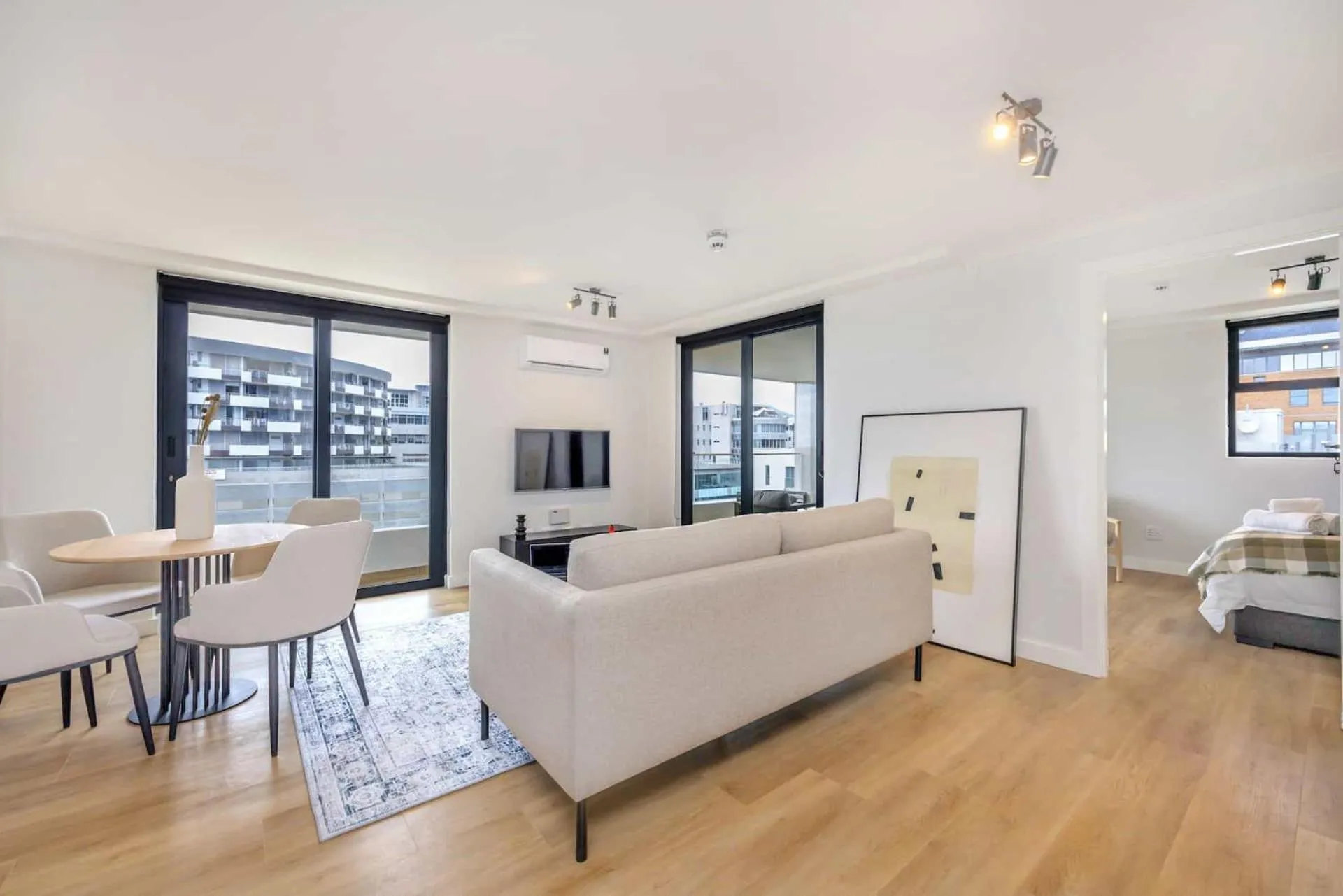 TV and multimedia in Newlands Peak Aparthotel by Totalstay