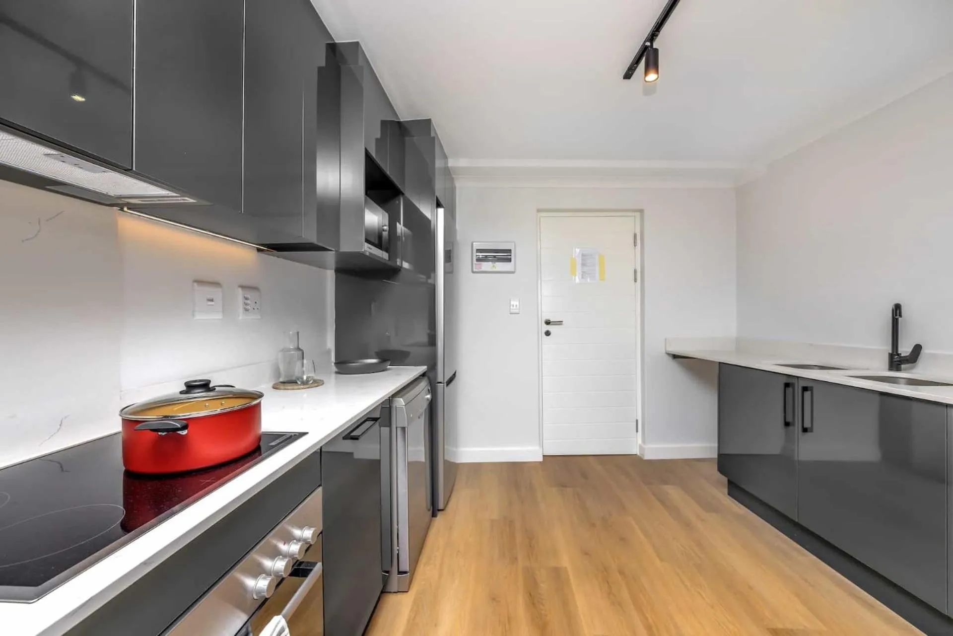 Kitchen or kitchenette in Newlands Peak Aparthotel by Totalstay