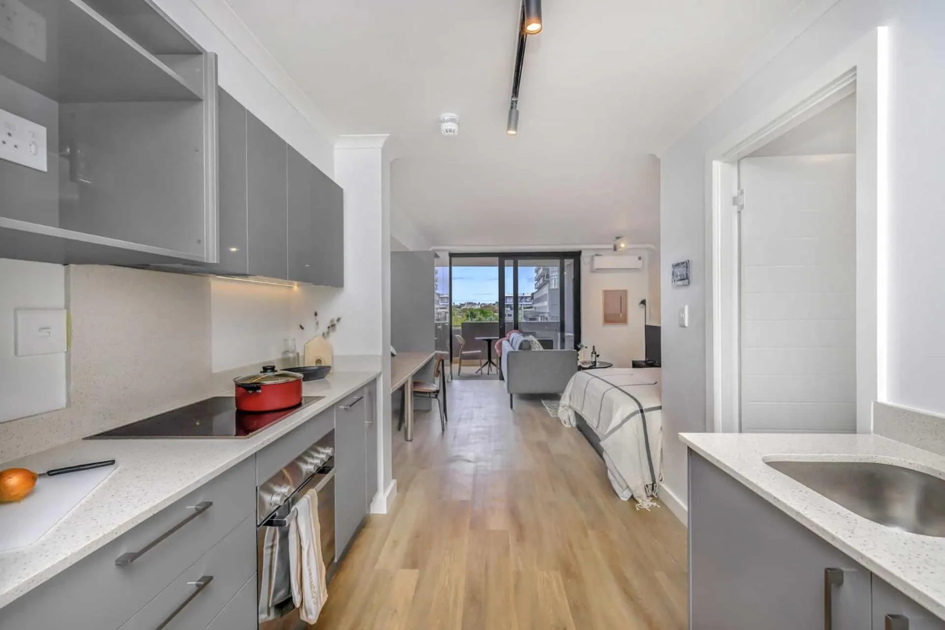 Kitchen or kitchenette in Newlands Peak Aparthotel by Totalstay