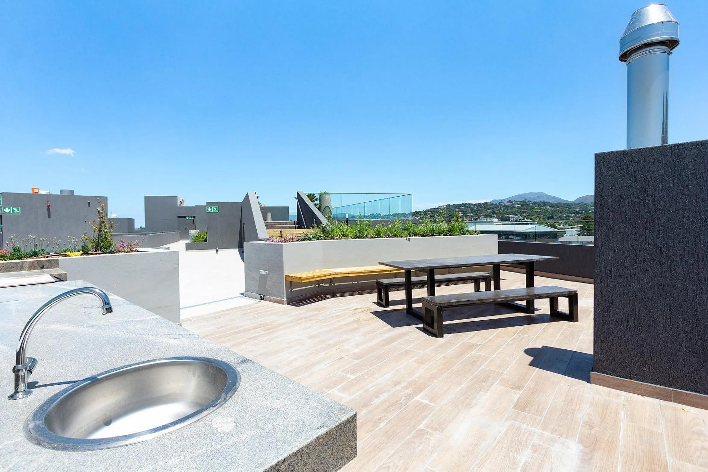 BBQ facilities in Newlands Peak Aparthotel by Totalstay