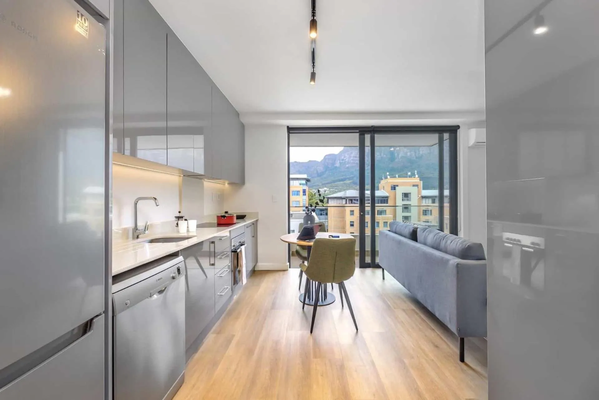 Dining area in Newlands Peak Aparthotel by Totalstay