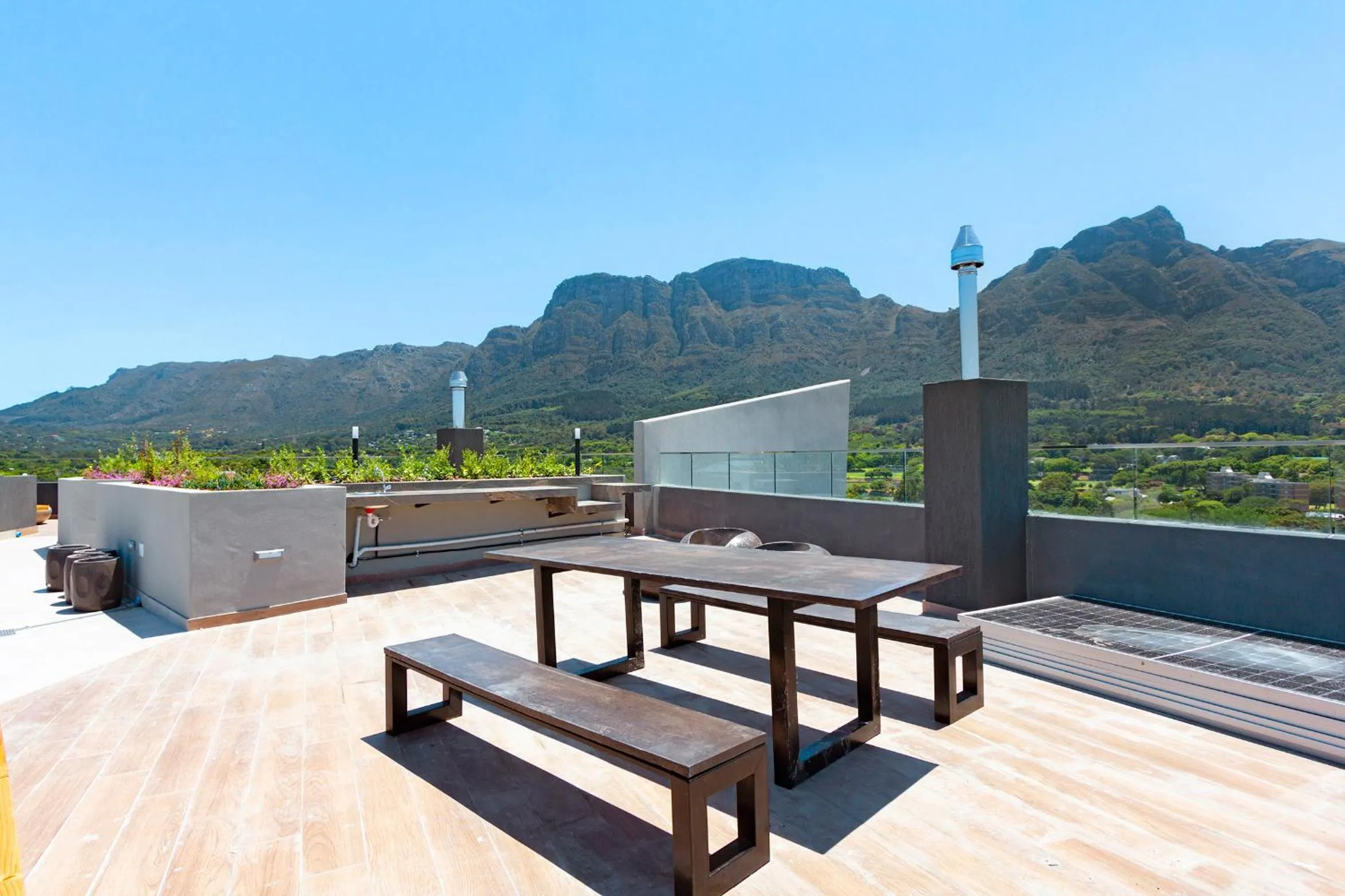 BBQ facilities in Newlands Peak Aparthotel by Totalstay