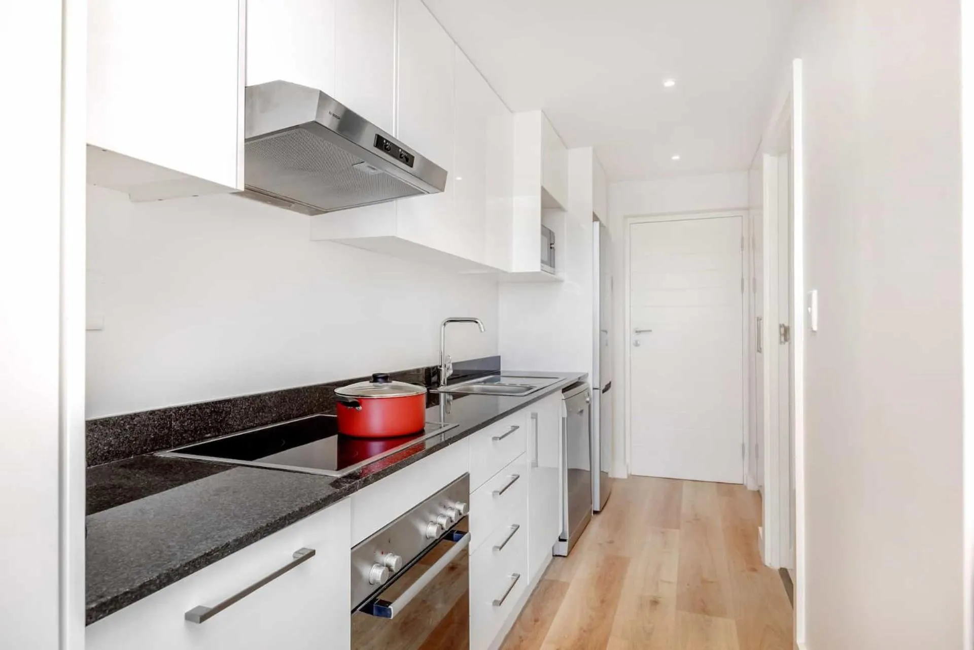 Kitchen or kitchenette in Newlands Peak Aparthotel by Totalstay