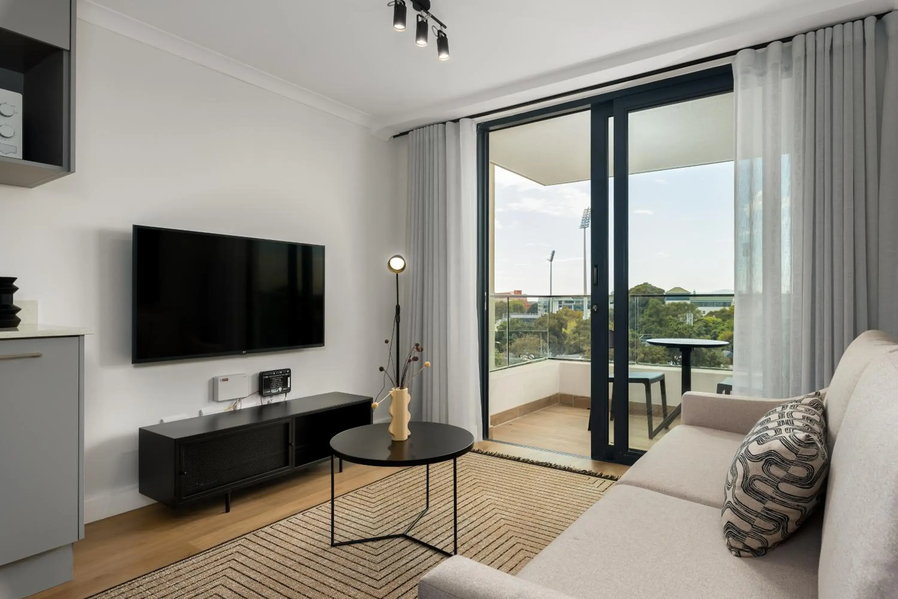 TV and multimedia in Newlands Peak Aparthotel by Totalstay TV and multimedia in Newlands Peak Aparthotel by Totalstay