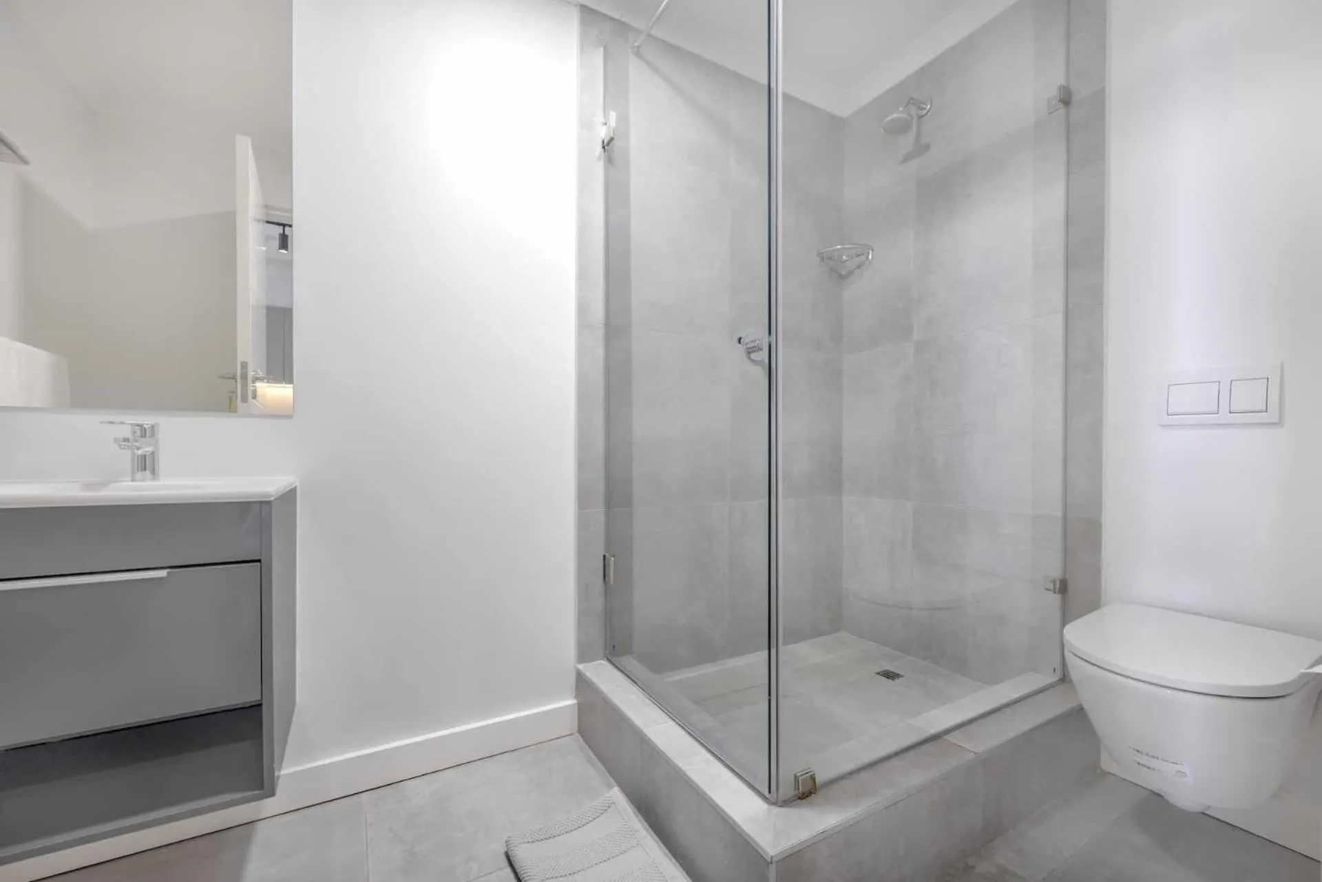 Shower in Newlands Peak Aparthotel by Totalstay