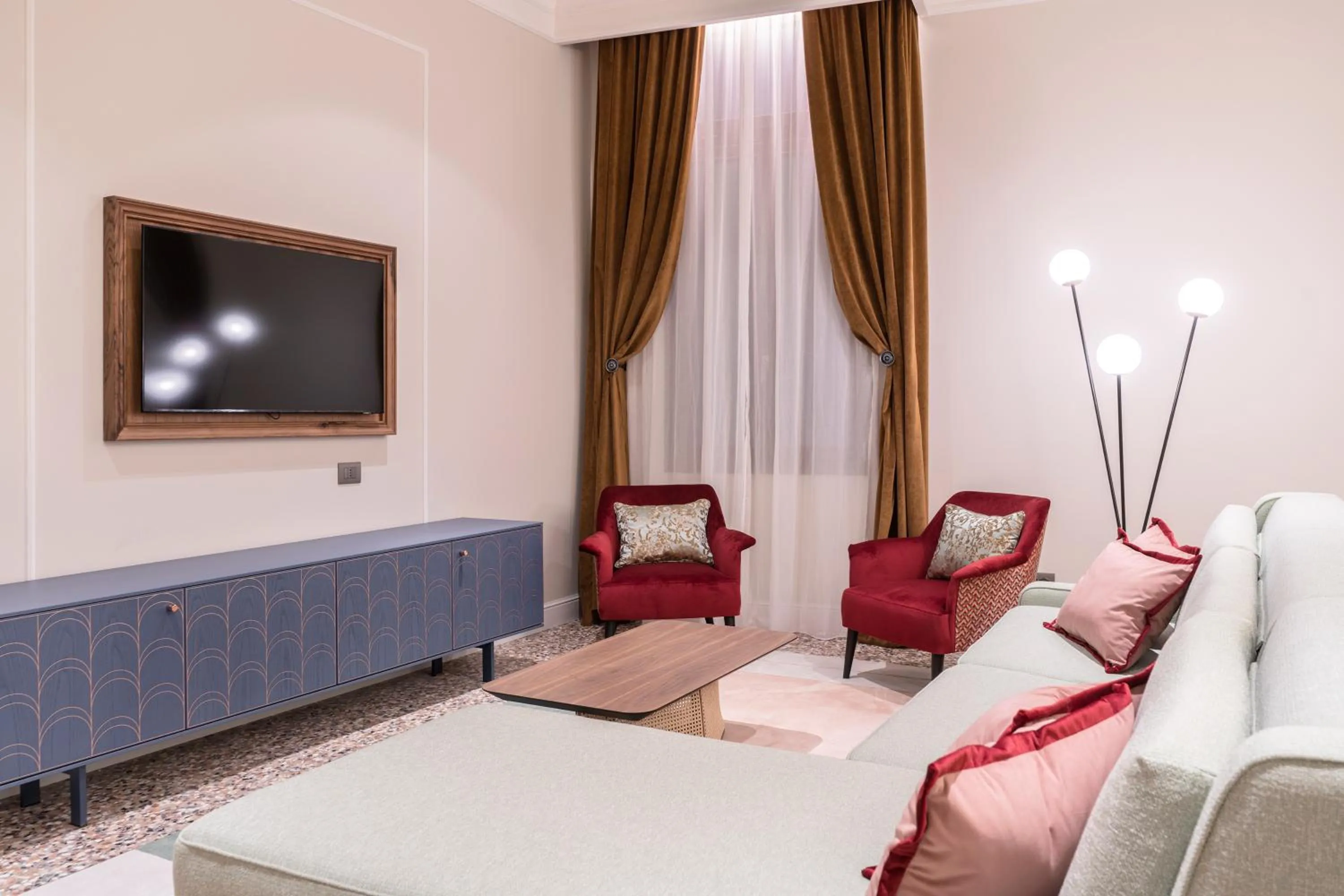 Seating area, Bed in Be Mate Ponte di Rialto