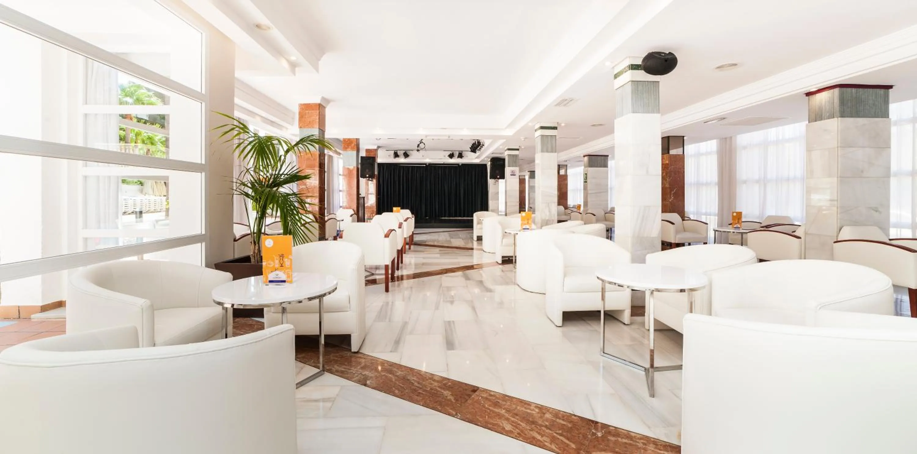 Communal lounge/ TV room in Globales Palmanova Palace