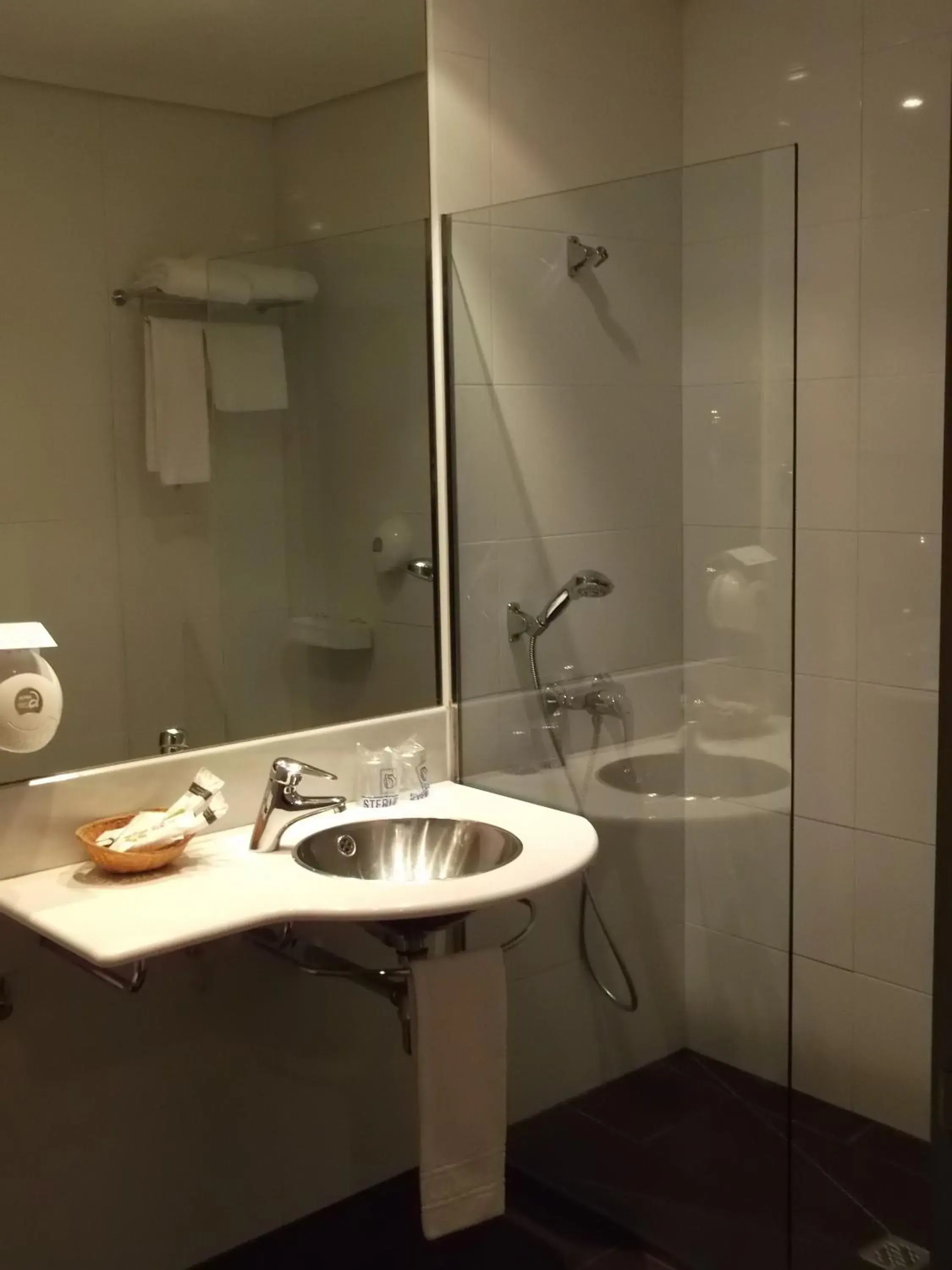 Bathroom in Hotel Comillas Bathroom in Hotel Comillas