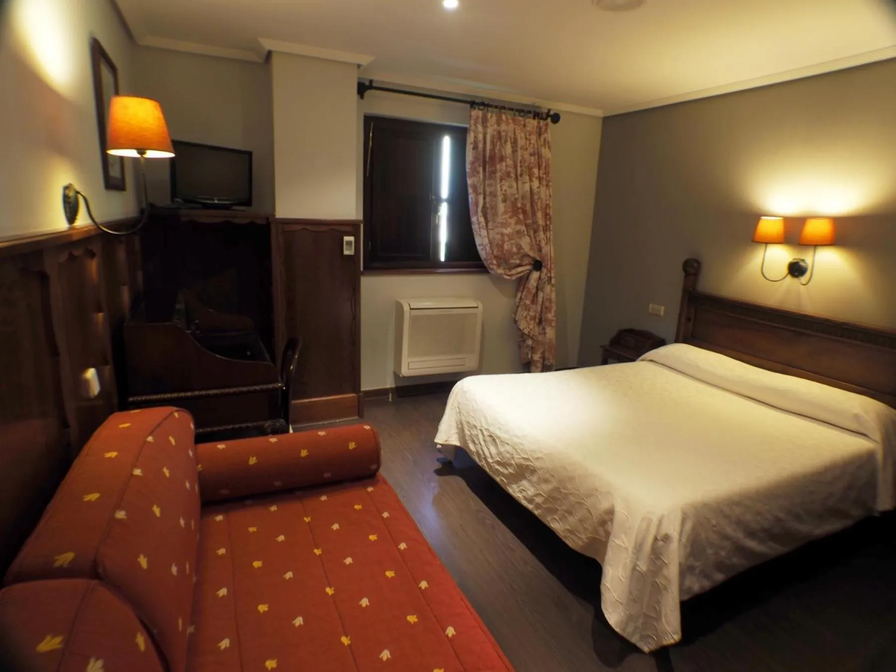 Photo of the whole room, Bed in Hotel Comillas