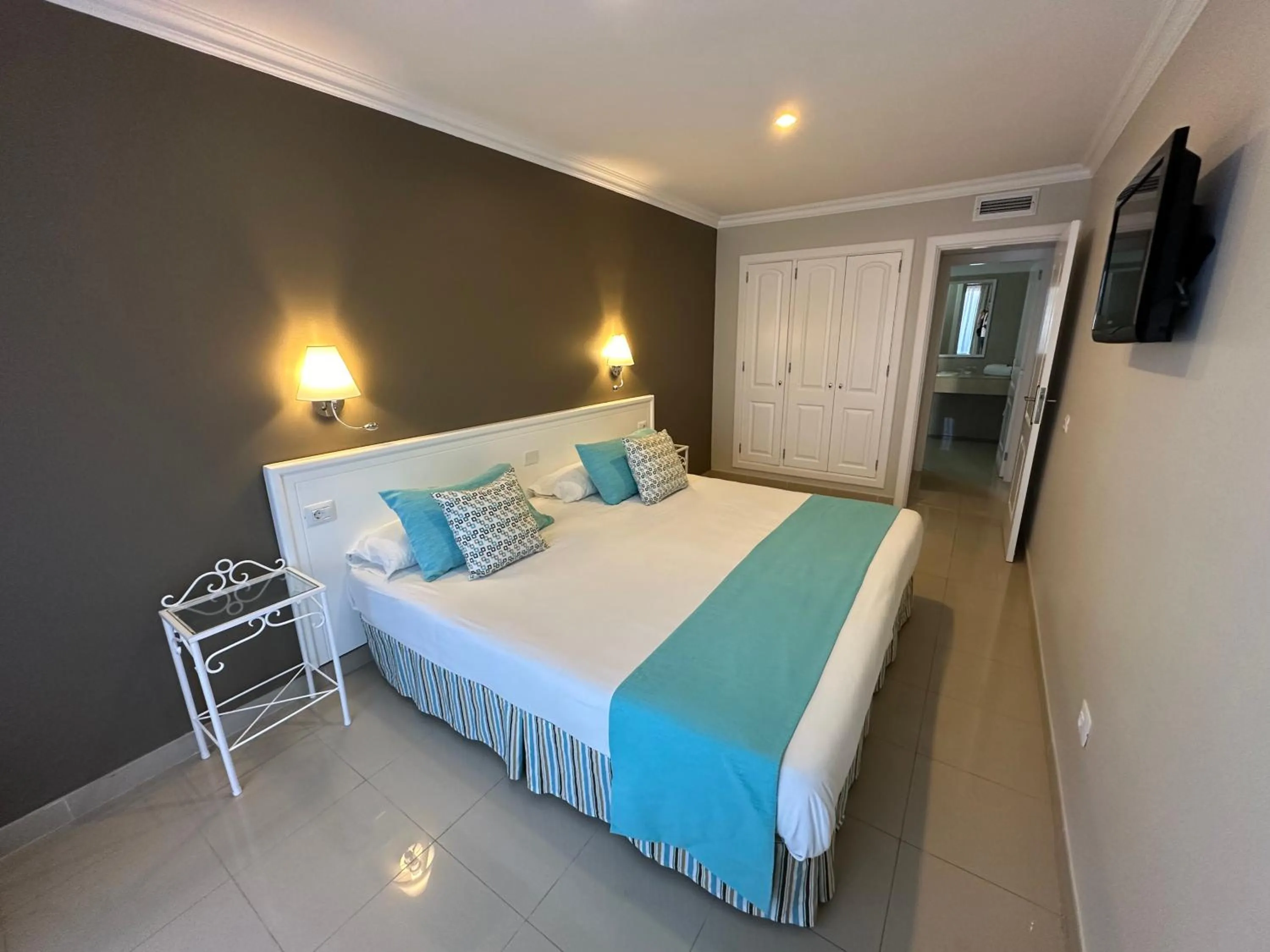 Bedroom, Bed in RF La Quinta Park Suites