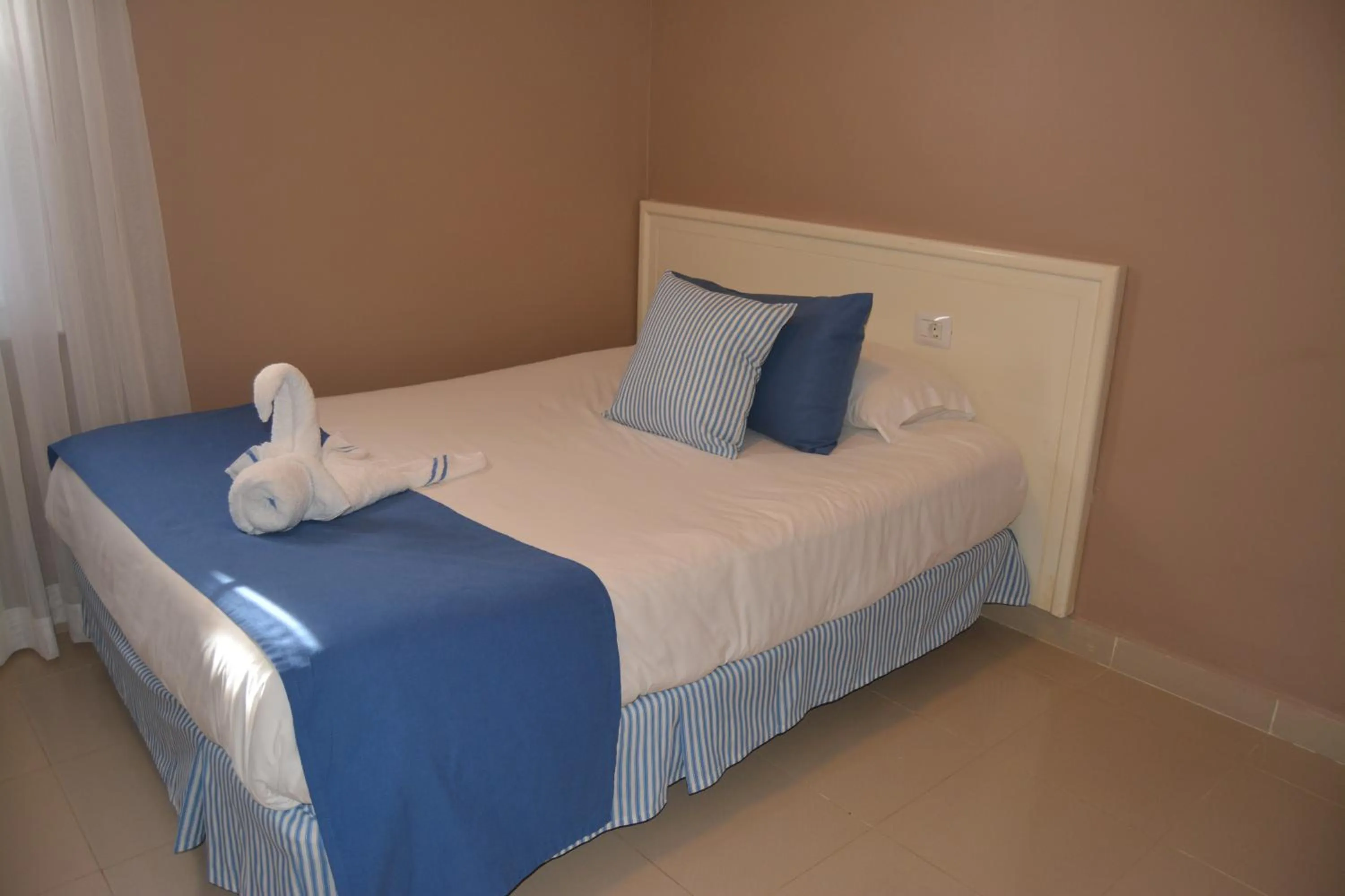 Toilet, Bed in RF La Quinta Park Suites