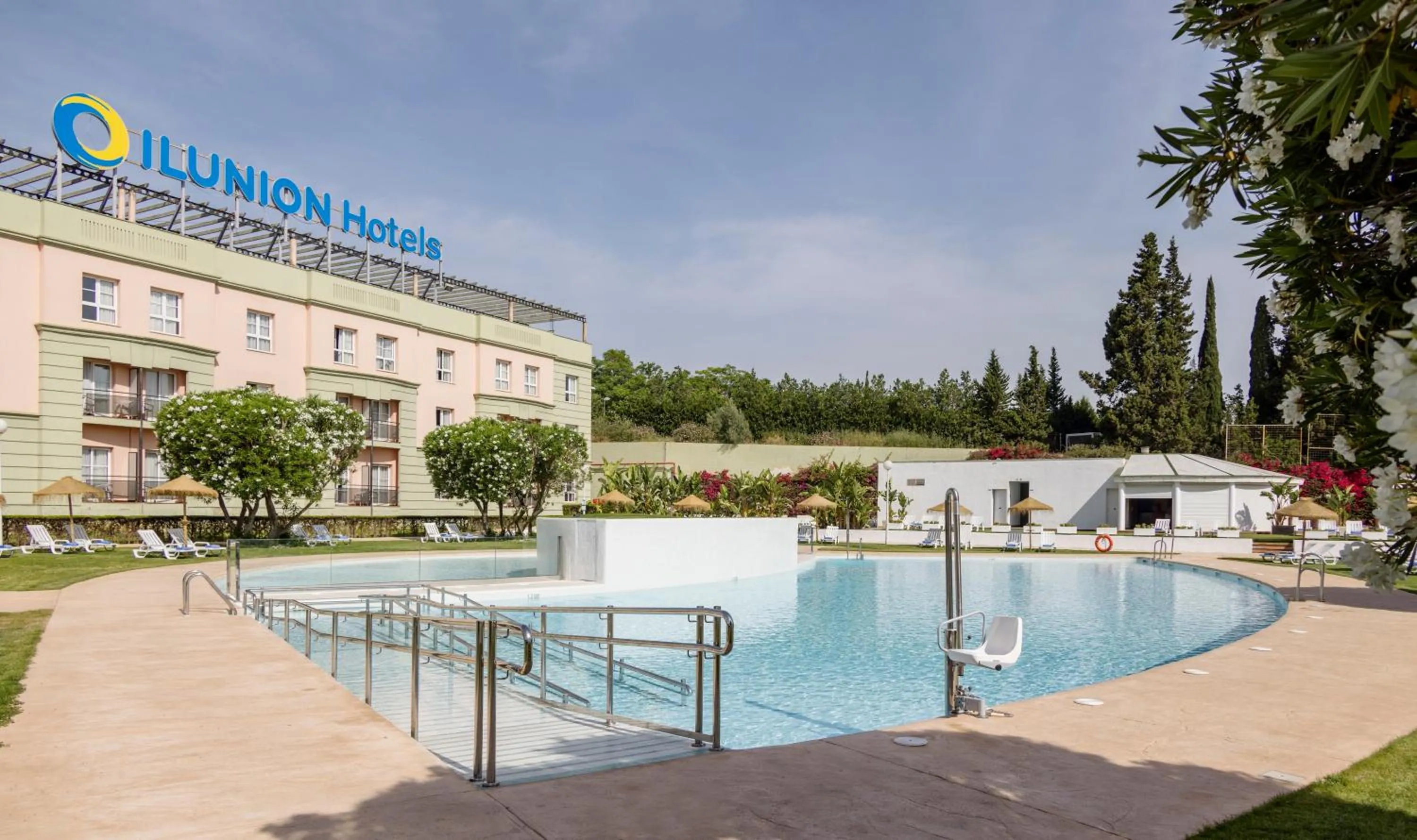 Swimming pool in Ilunion Alcora Sevilla