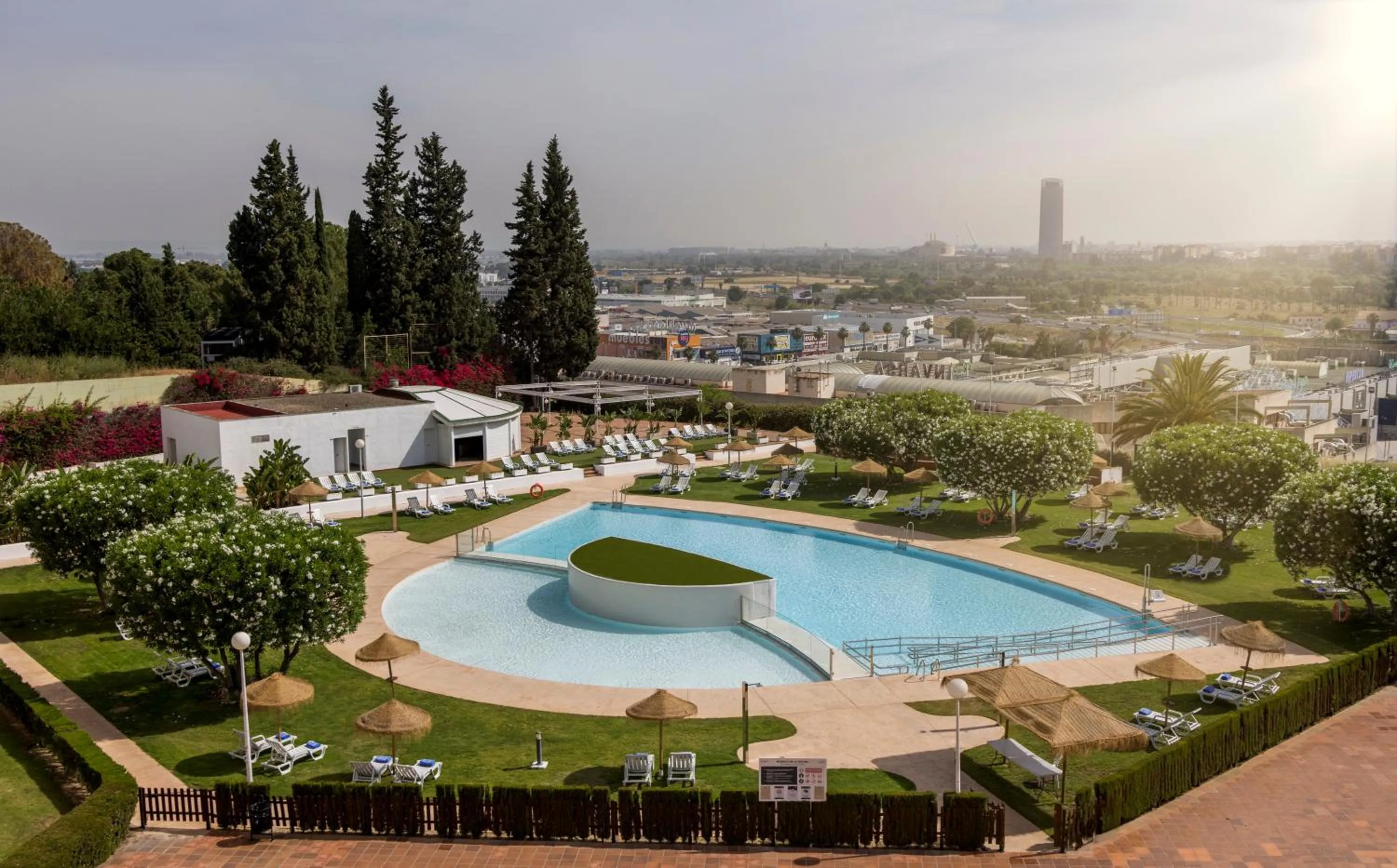 Swimming pool in Ilunion Alcora Sevilla