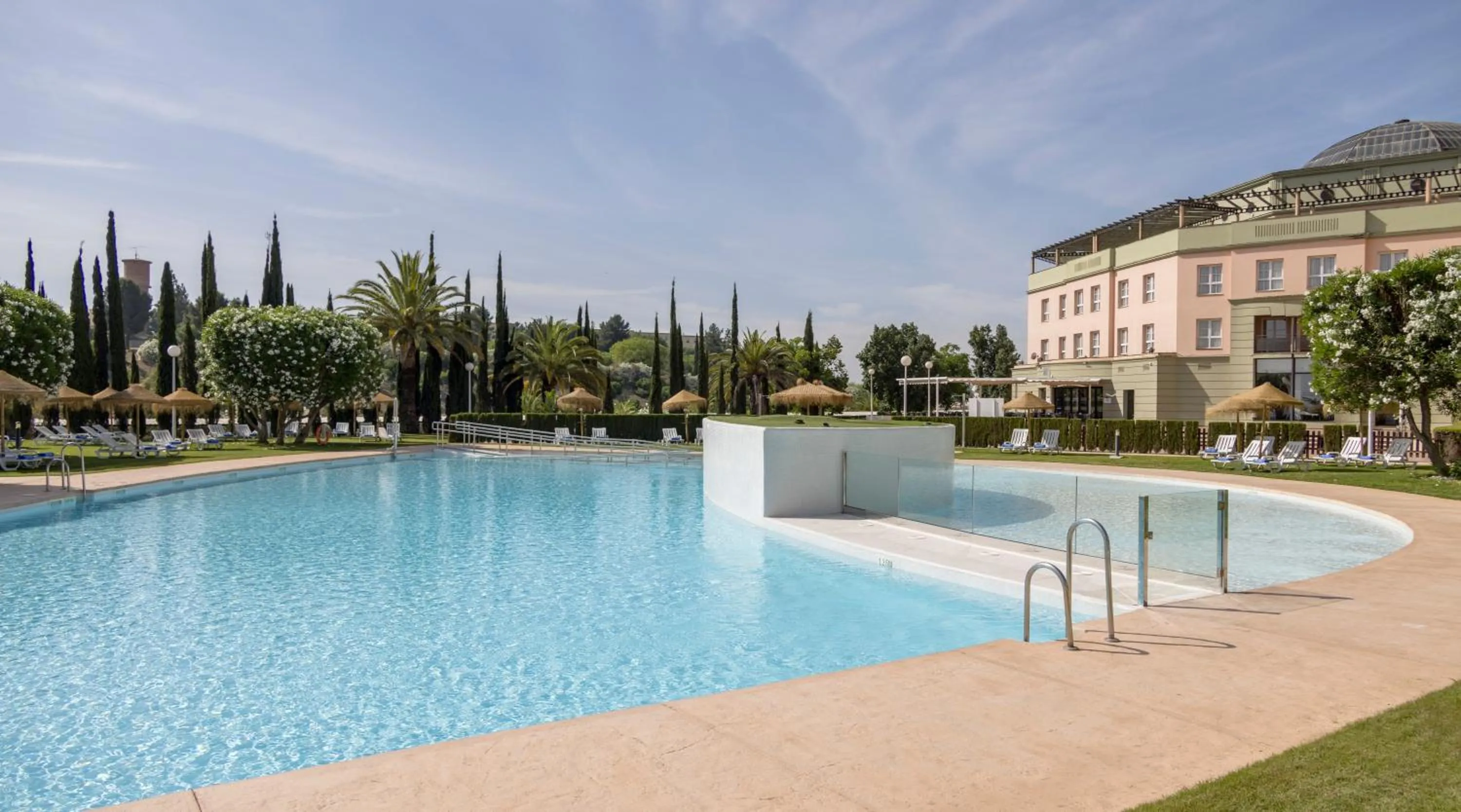 Swimming pool in Ilunion Alcora Sevilla