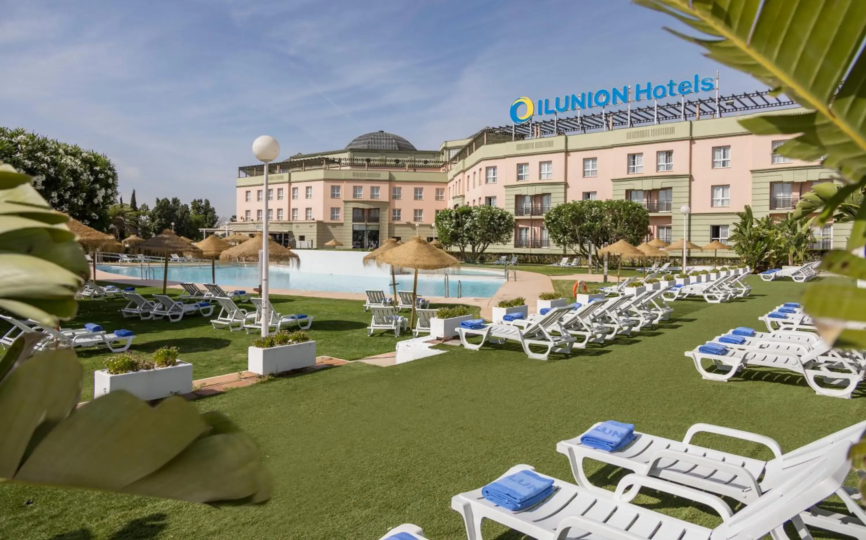 Swimming pool in Ilunion Alcora Sevilla Swimming pool in Ilunion Alcora Sevilla