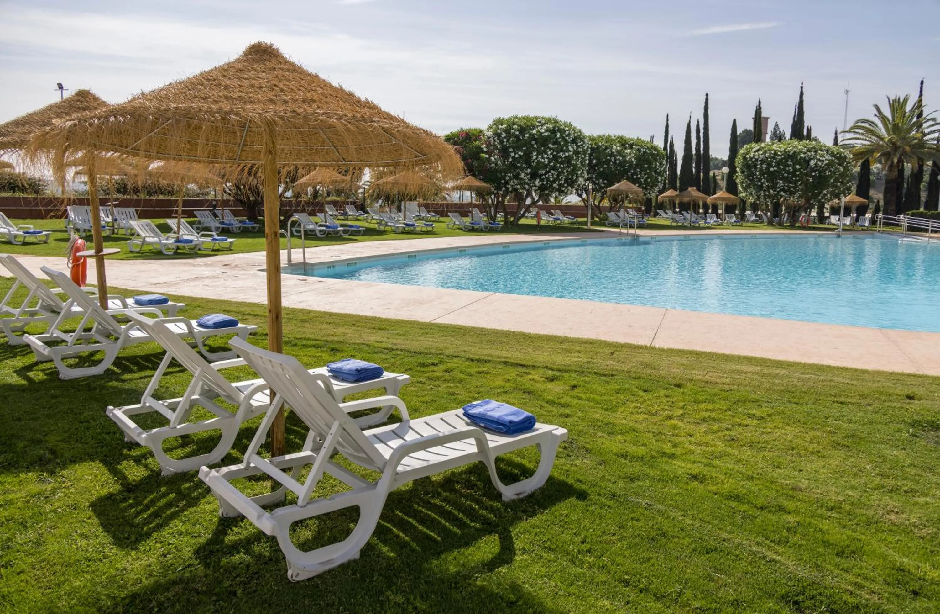 Swimming pool in Ilunion Alcora Sevilla