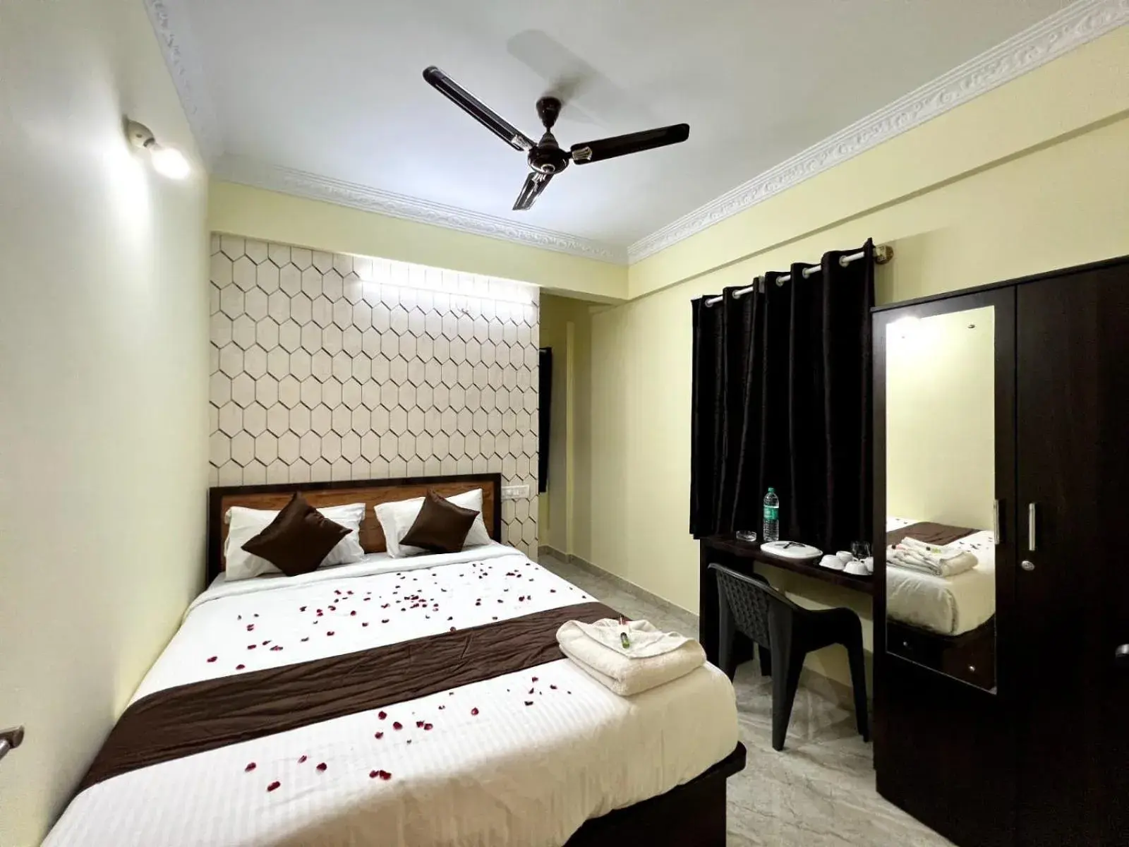 Deluxe Double Room in Hotel East park Electronic City Deluxe Double Room in Hotel East park Electronic City