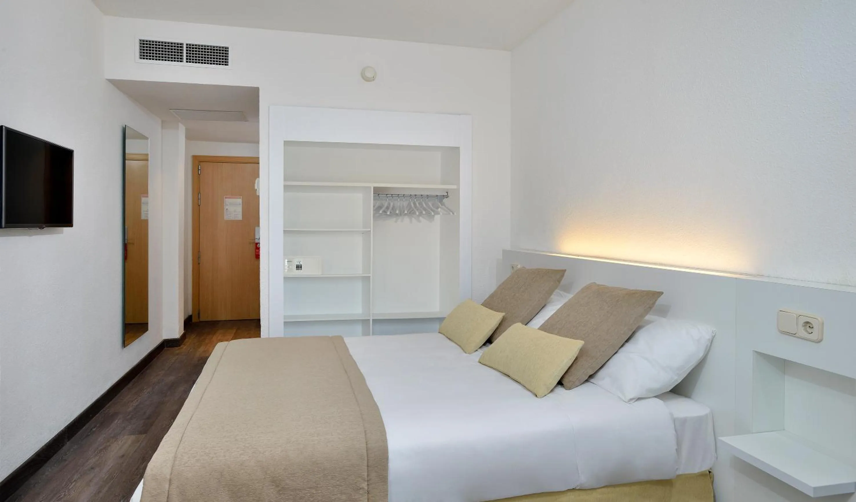 Bedroom, Bed in Sol Palmanova Mallorca