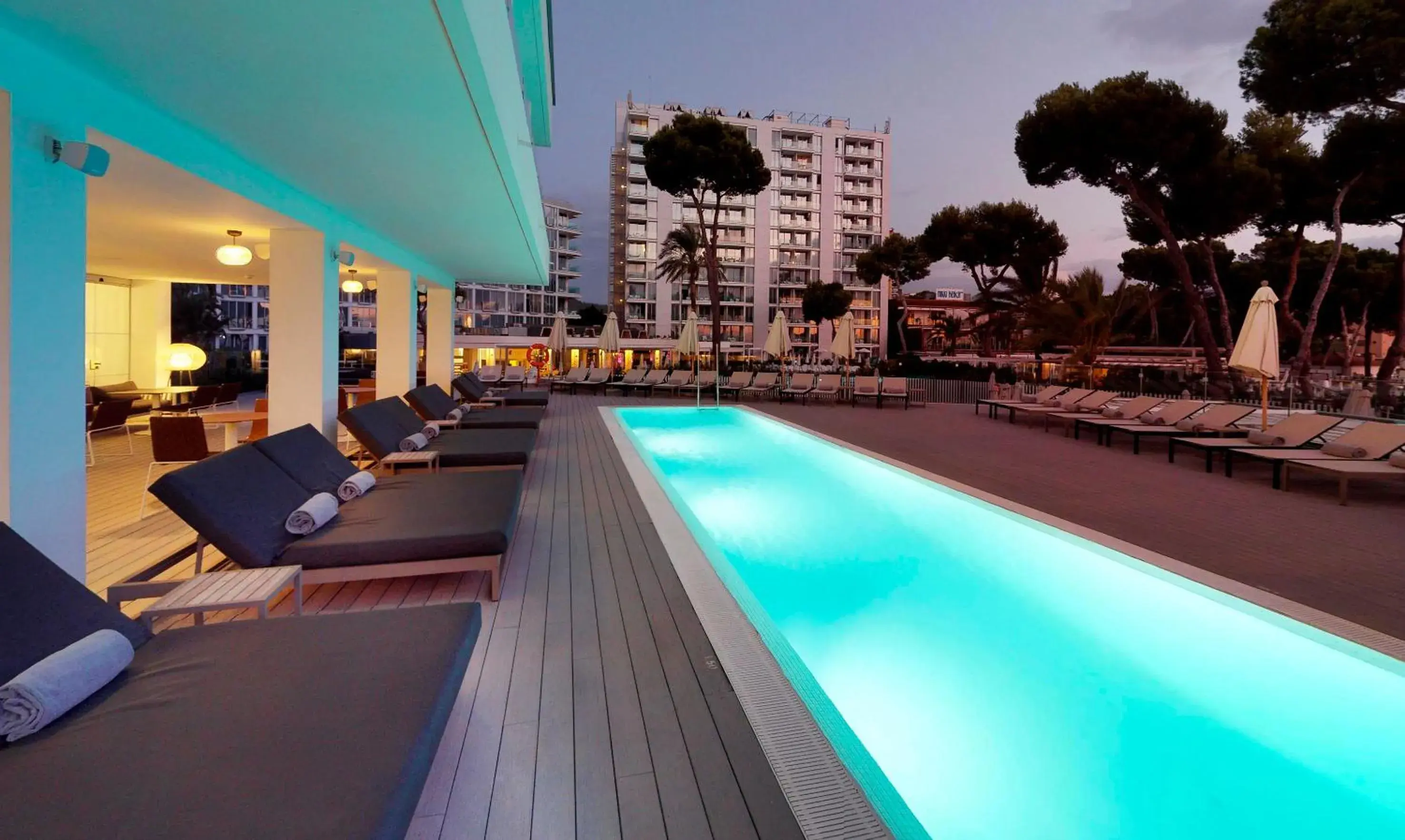 Swimming pool in Meliá Calviá Beach Swimming pool in Meliá Calviá Beach
