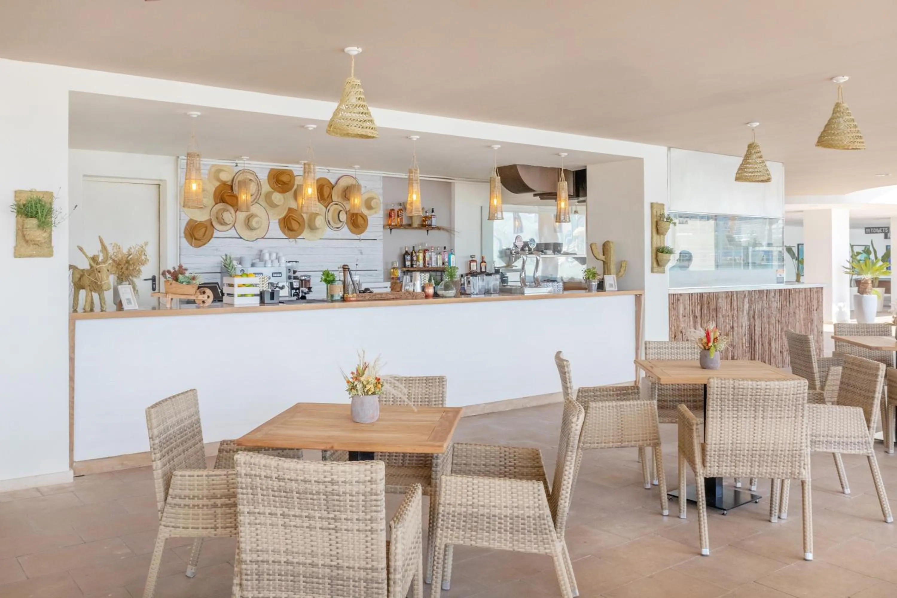 Restaurant/places to eat in Sol House The Studio - Calviá Beach - Adults Only