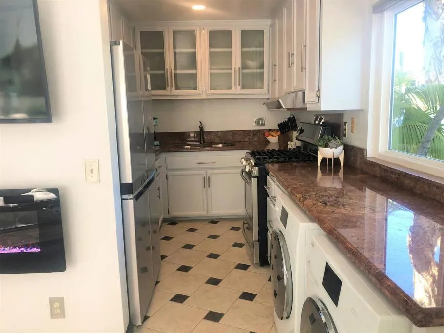 Kitchen or kitchenette in Upscale Mission Beach Couples Getaway/Pet Friendly