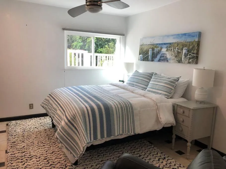 Bed in Upscale Mission Beach Couples Getaway/Pet Friendly