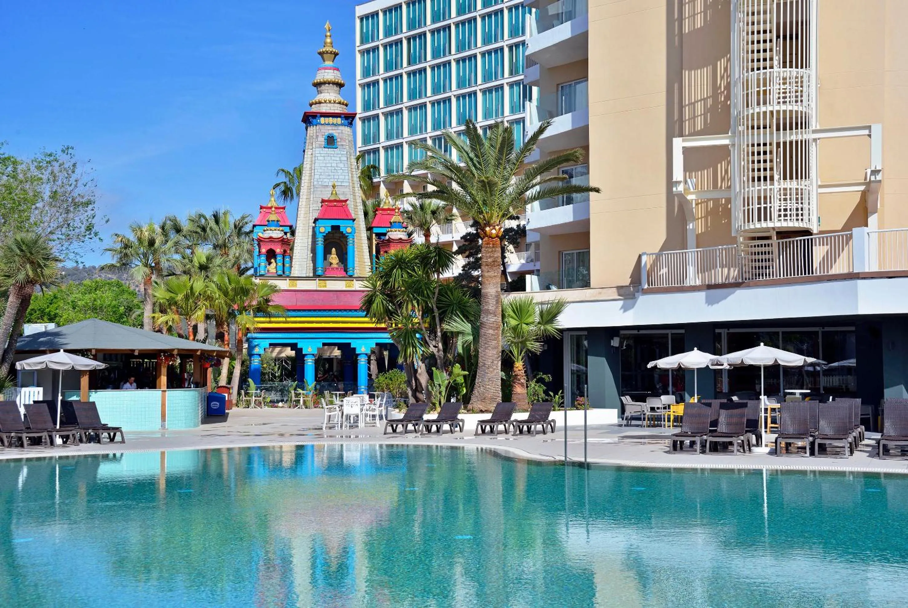 Swimming pool in Sol Katmandu Park & Resort