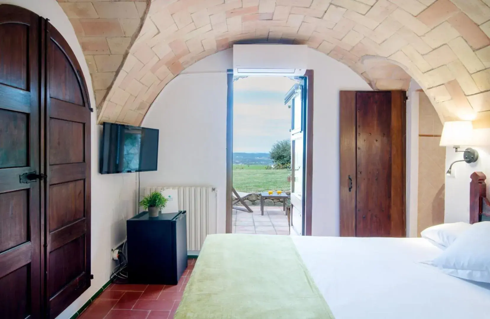 TV and multimedia, Bed in Mas Ses Vinyes - Adults Only TV and multimedia, Bed in Mas Ses Vinyes - Adults Only