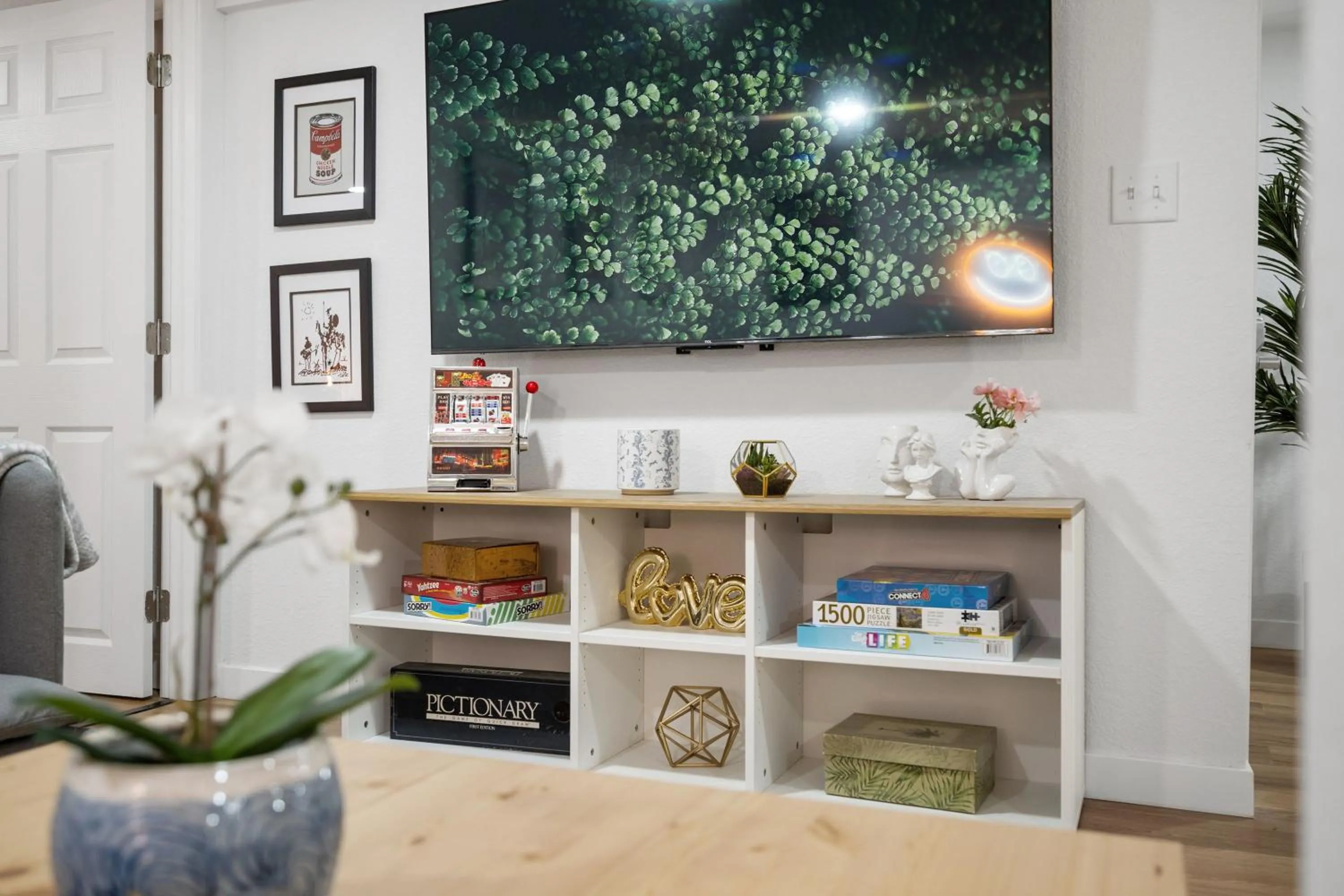 TV and multimedia in Beautiful Work Stay Retreat in Pueblo Near Downtown