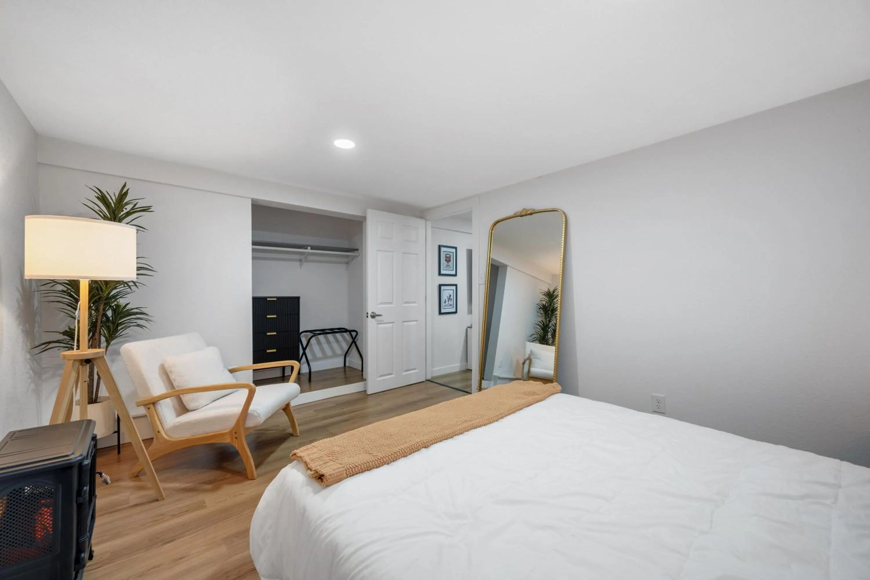 Bed in Beautiful Work Stay Retreat in Pueblo Near Downtown