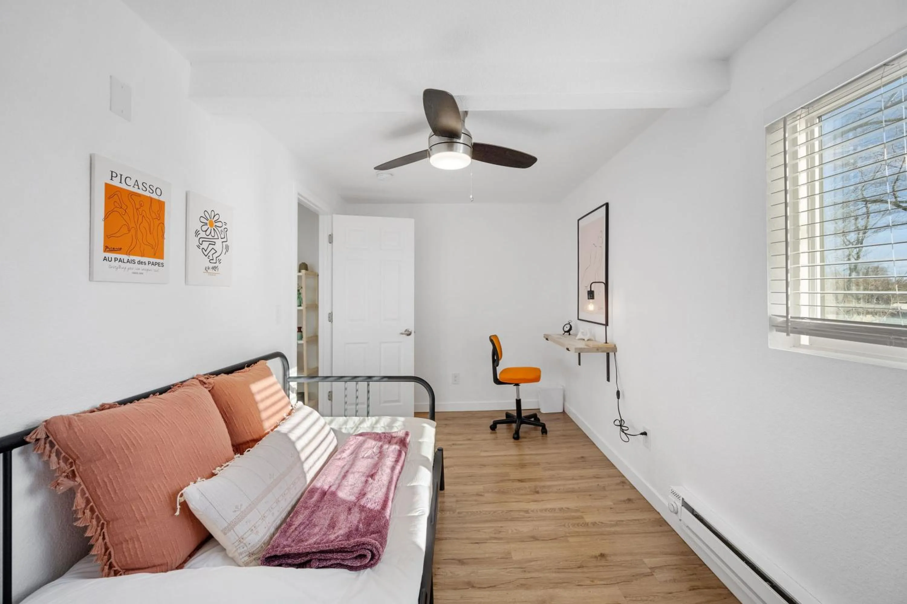 Bed in Beautiful Work Stay Retreat in Pueblo Near Downtown