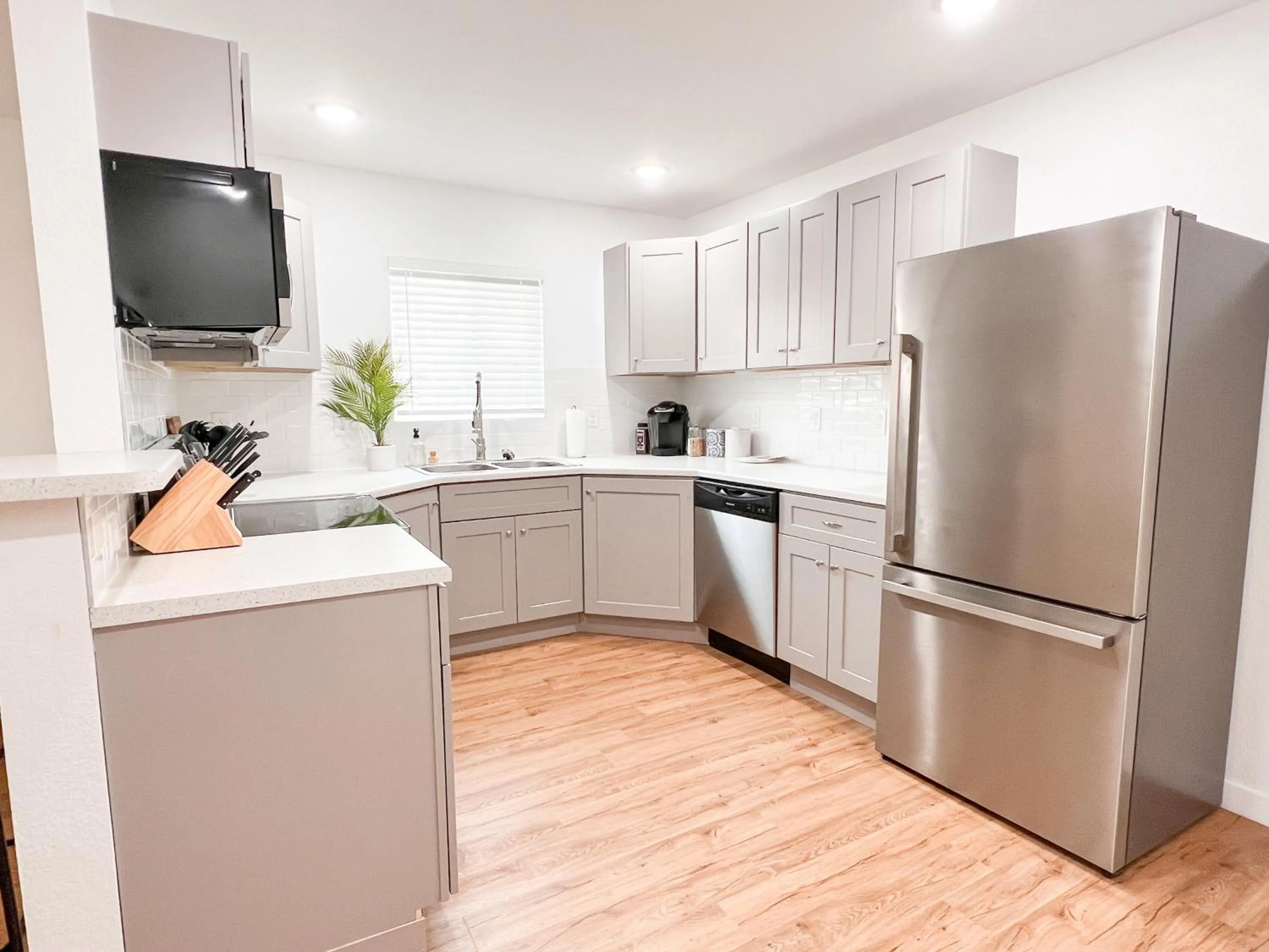 Kitchen or kitchenette in Beautiful Work Stay Retreat in Pueblo Near Downtown