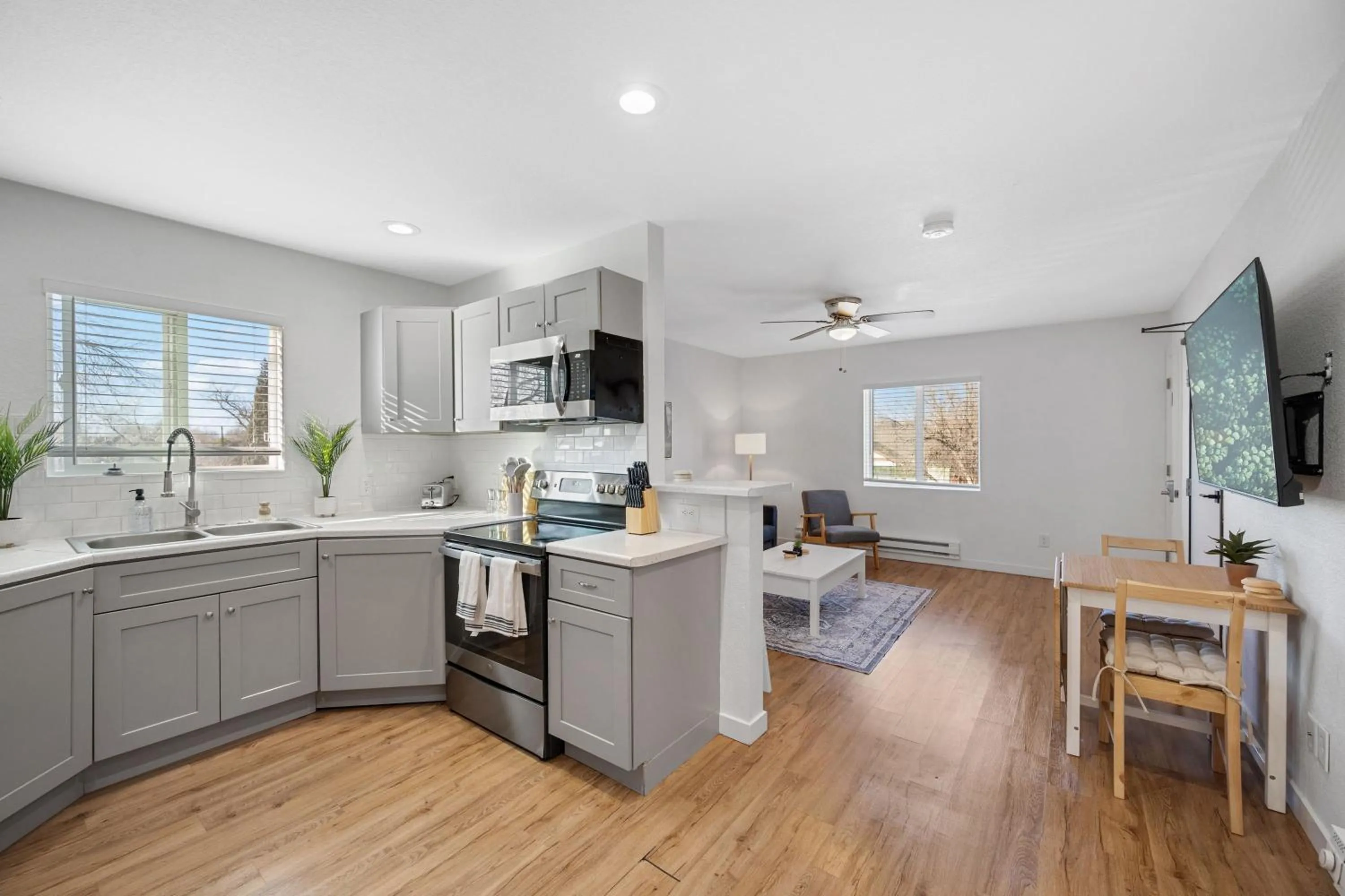 TV and multimedia in Beautiful Work Stay Retreat in Pueblo Near Downtown