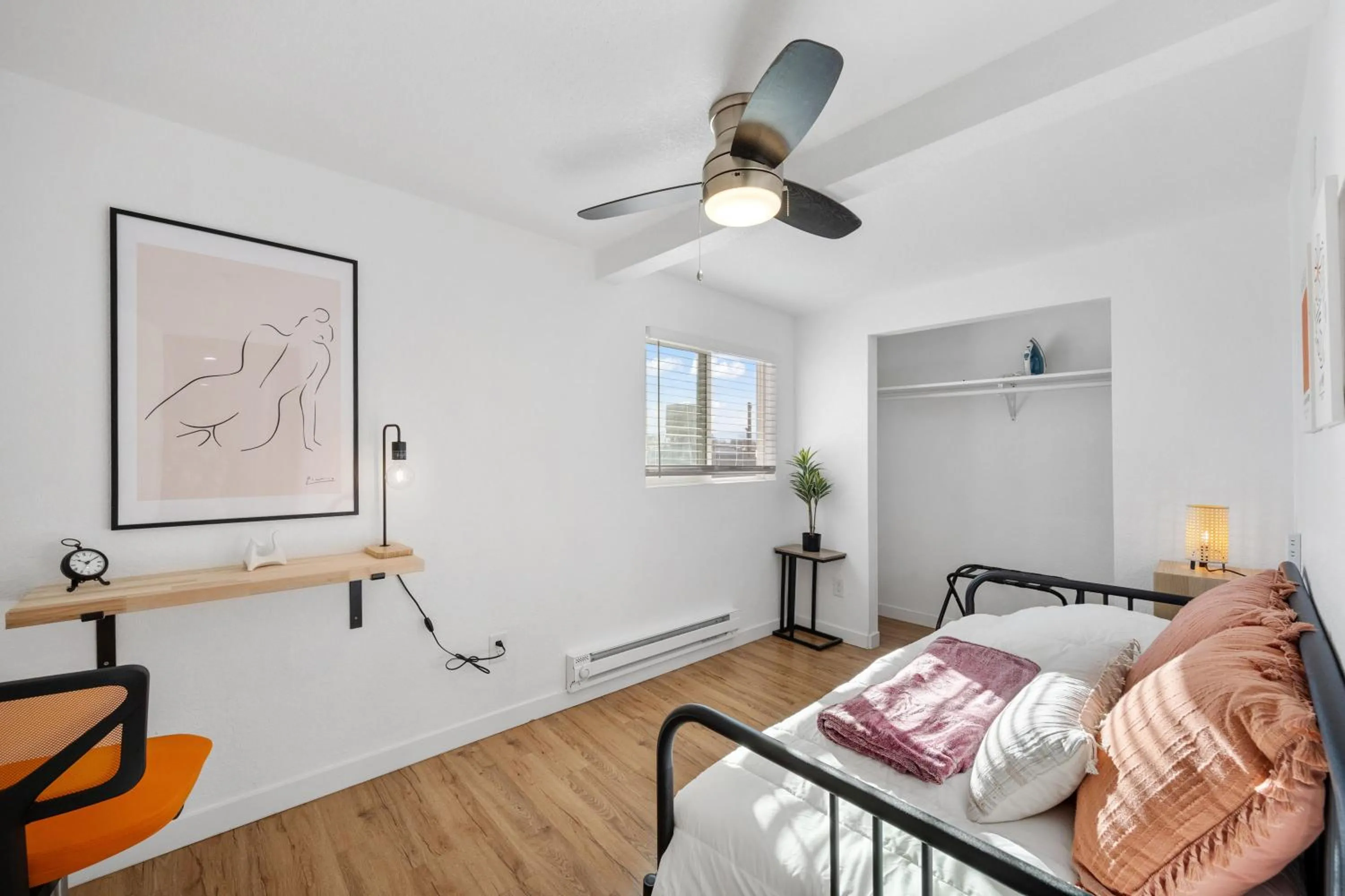 Bed in Beautiful Work Stay Retreat in Pueblo Near Downtown