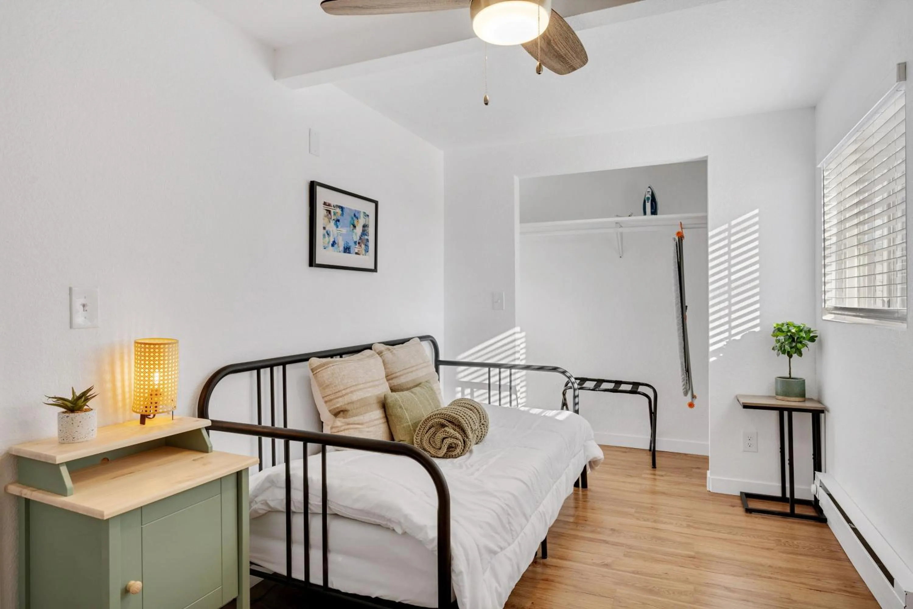 Bed in Beautiful Work Stay Retreat in Pueblo Near Downtown