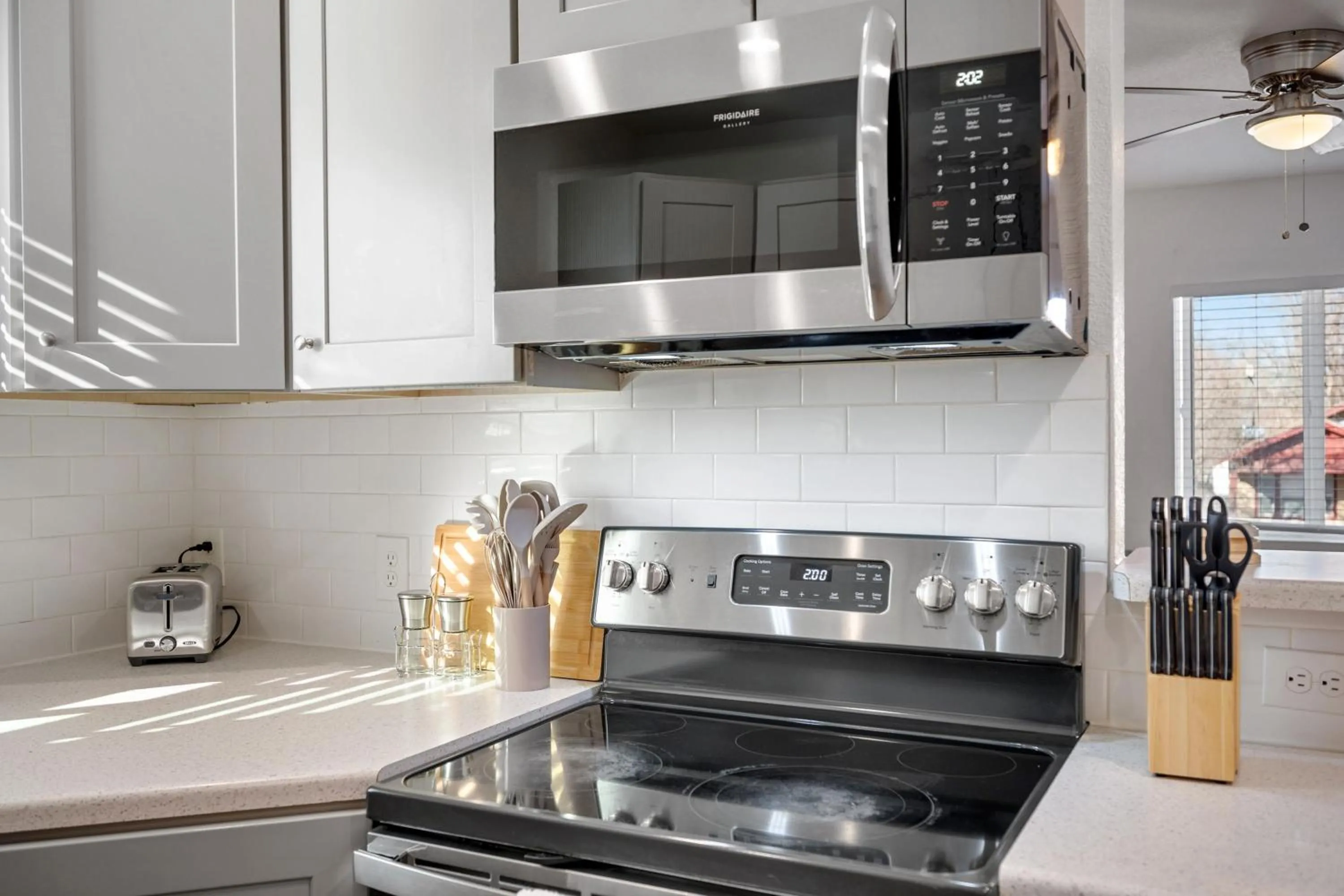 Kitchen or kitchenette in Beautiful Work Stay Retreat in Pueblo Near Downtown