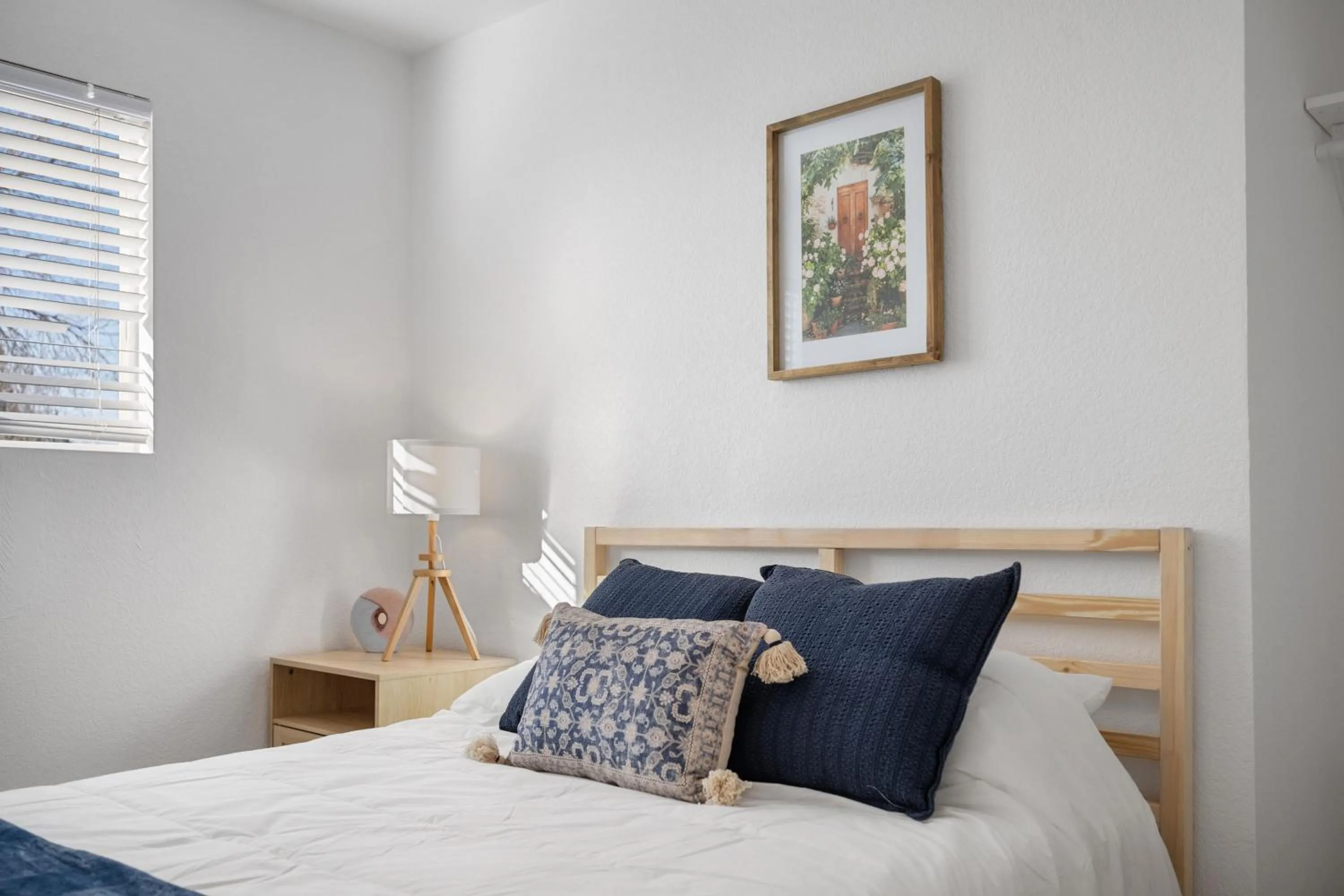 Bed in Beautiful Work Stay Retreat in Pueblo Near Downtown