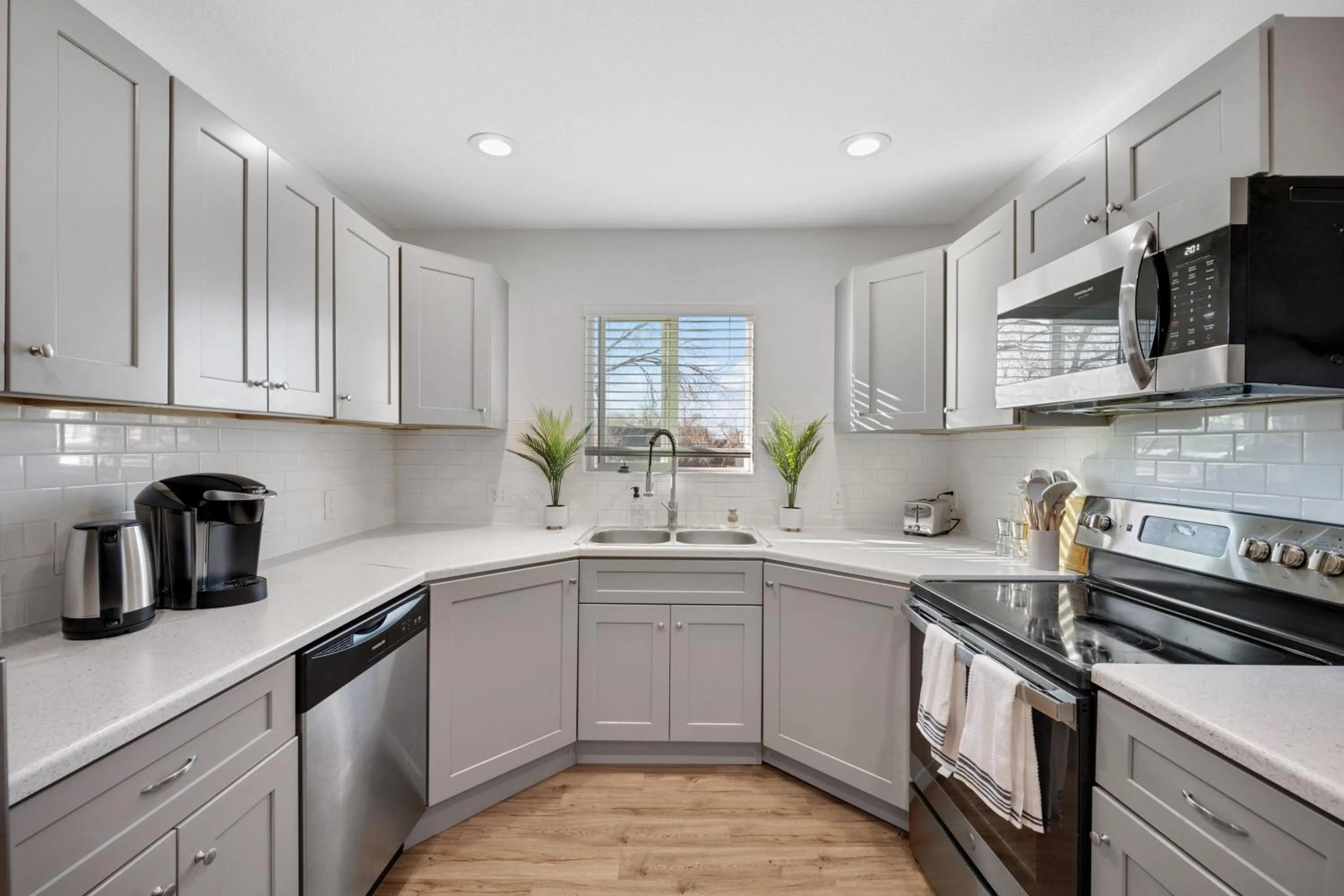 Kitchen or kitchenette in Beautiful Work Stay Retreat in Pueblo Near Downtown